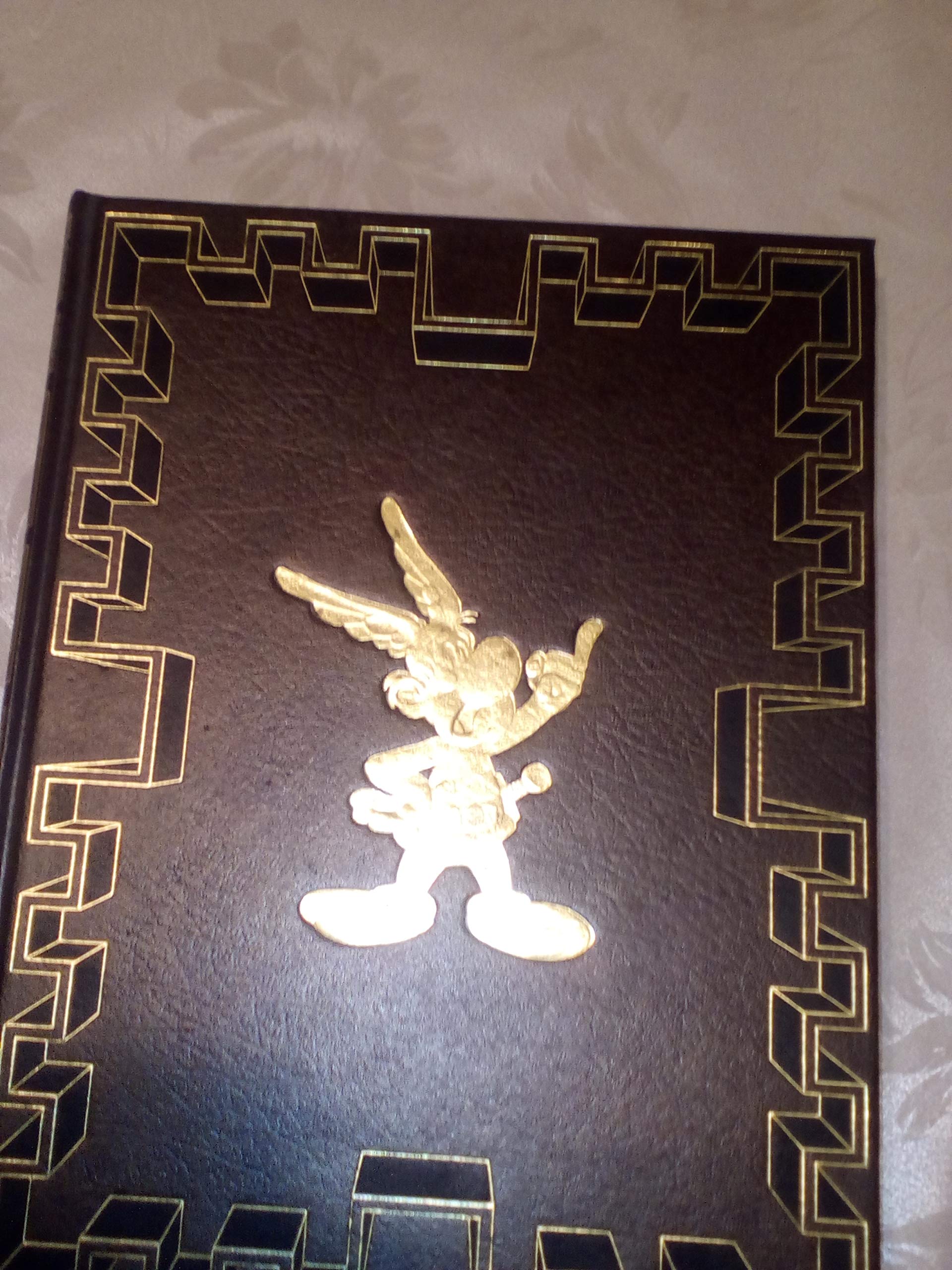 Astérix et Cléopâtre Le Combat des chefs Astérix chez les Bretons Astérix et les Normands Astérix légionnaire (Les Aventures d'Astérix .) book