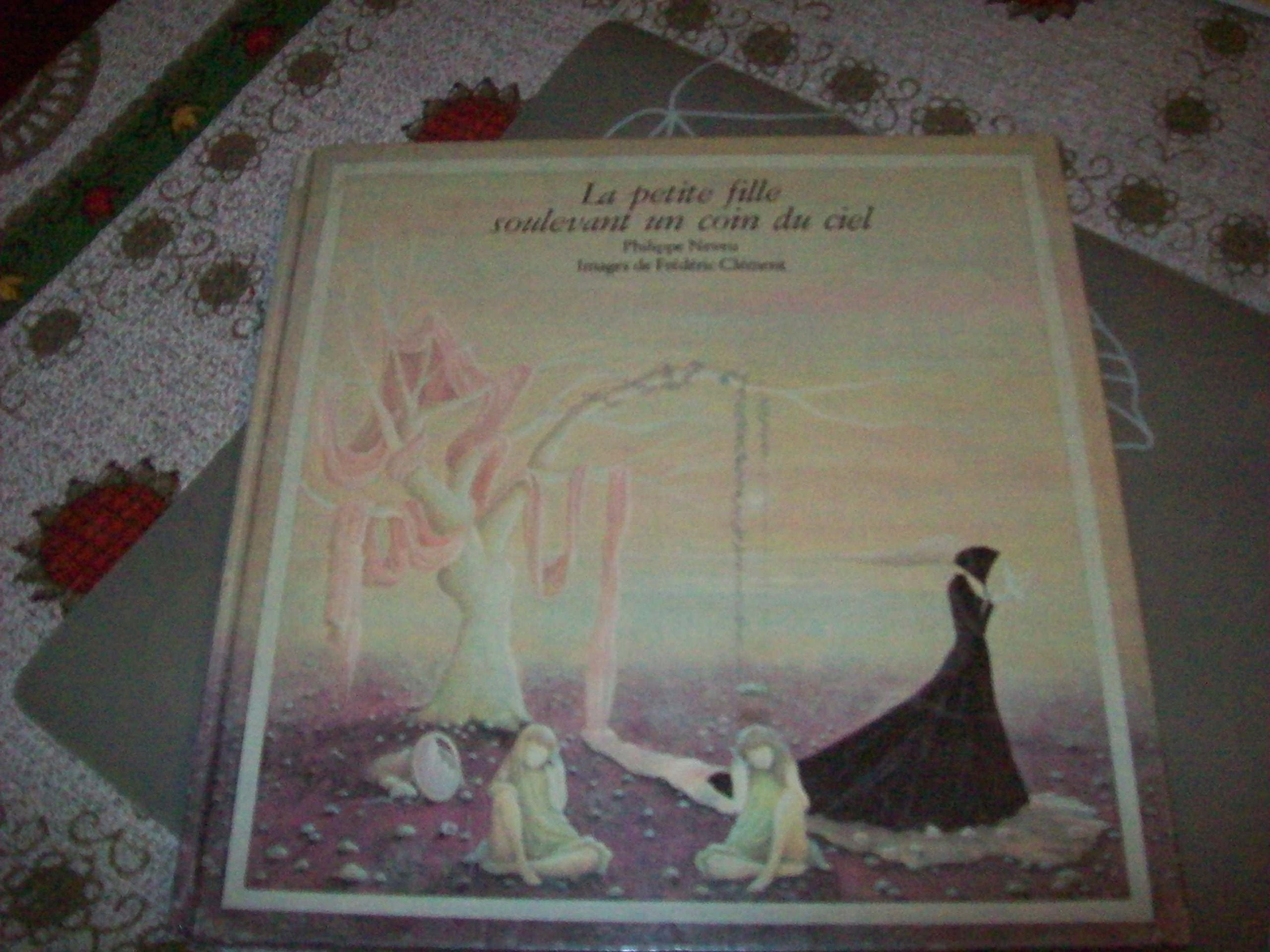 La Petite fille soulevant un coin de ciel book