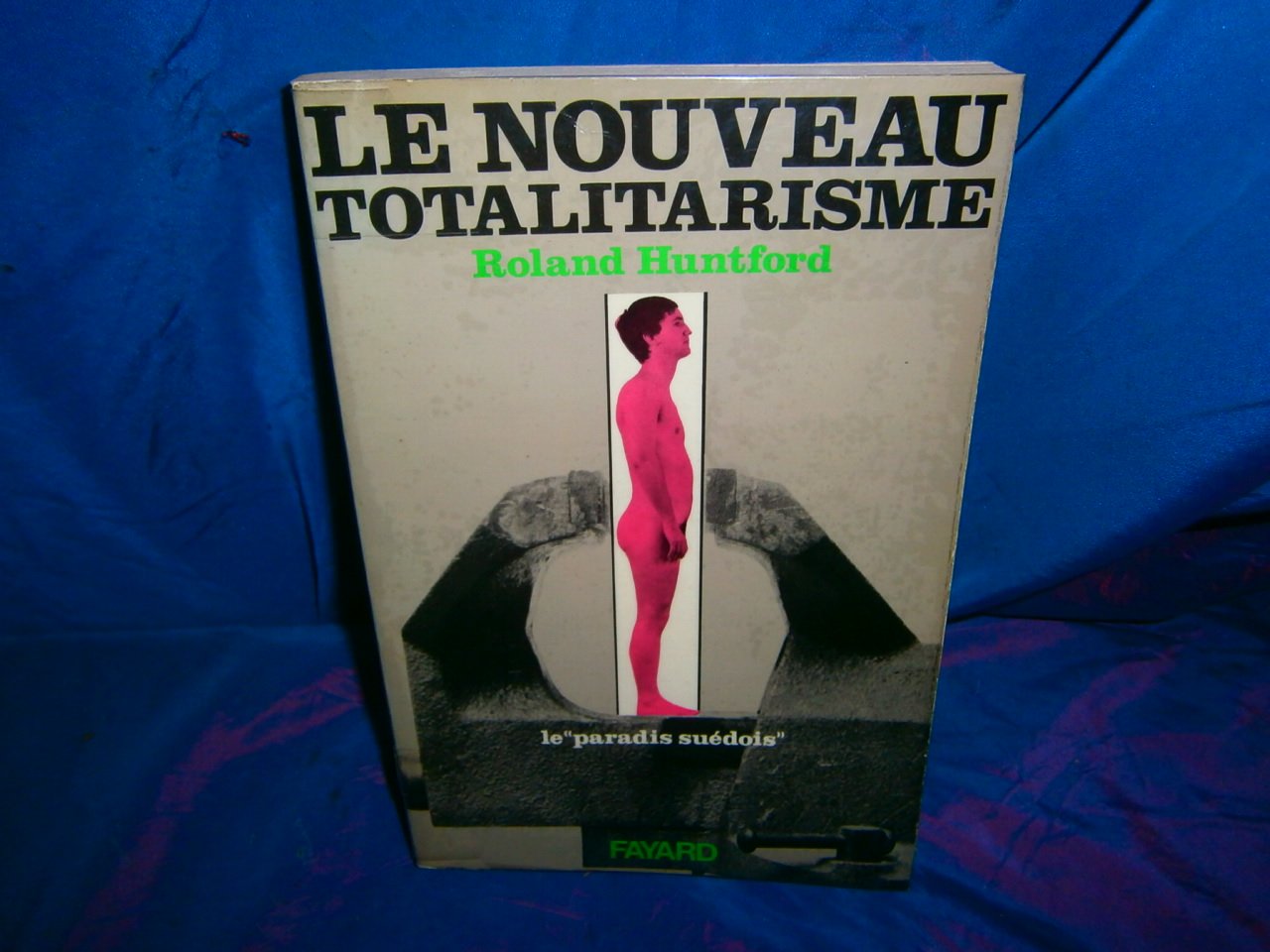 Le Nouveau totalitarisme Books