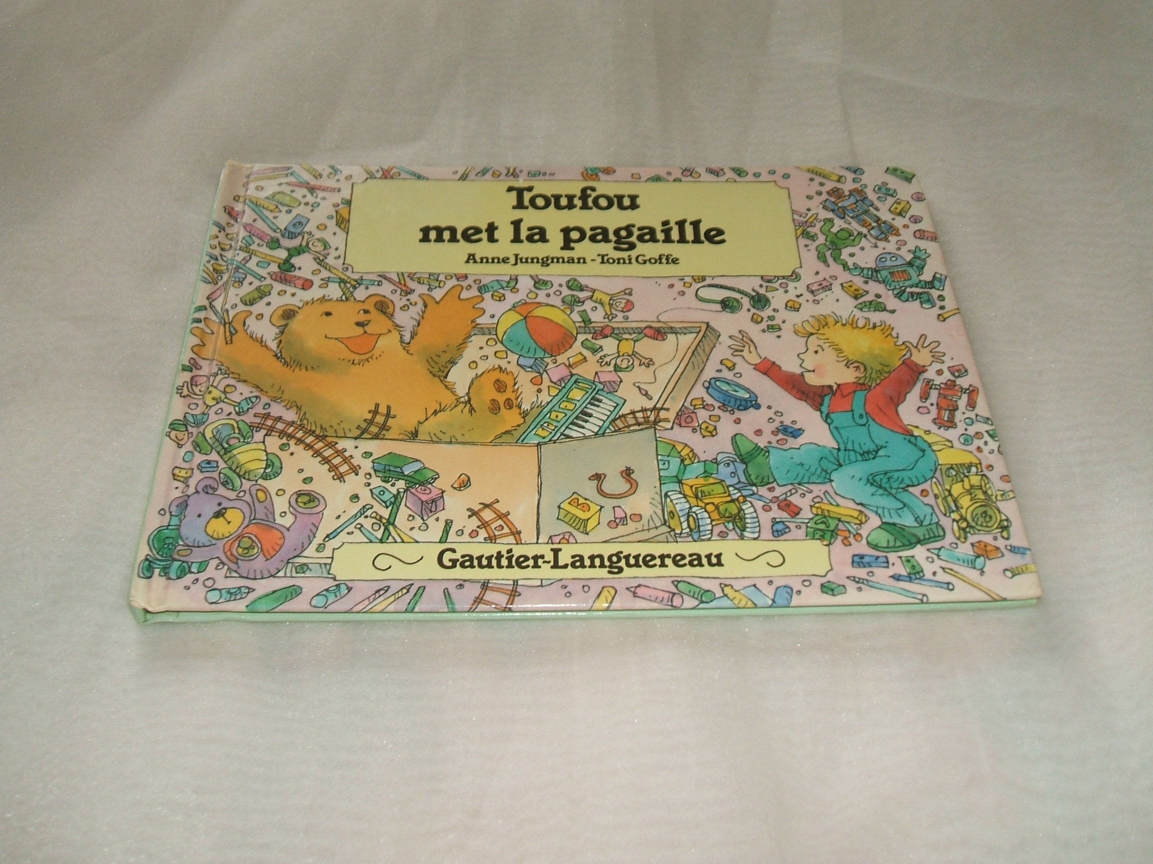 Toufou met la pagaille (Mon ours et moi .) book