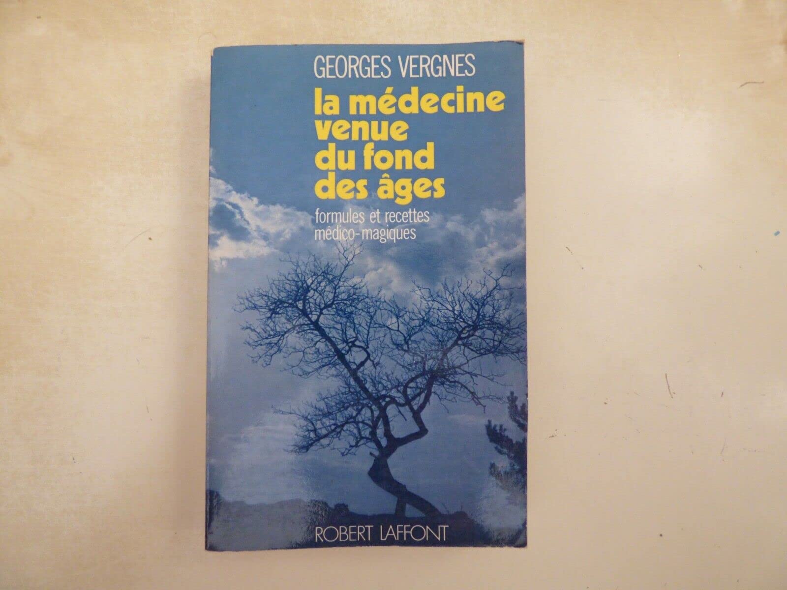 La Médecine venue du fond des âges : formules et recettes médico-magiques Books
