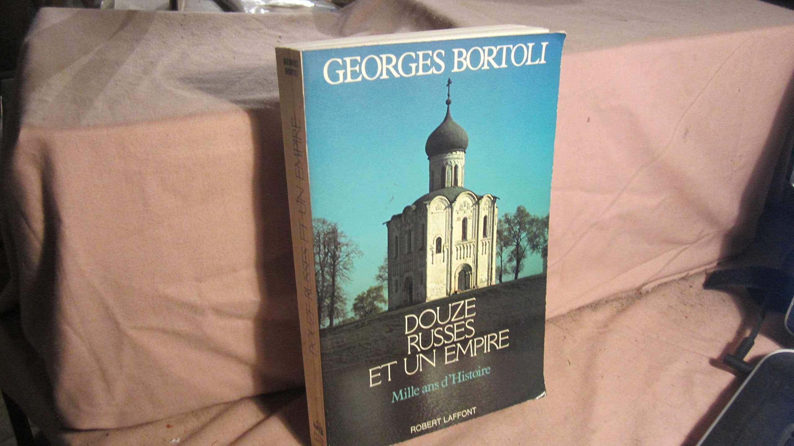 Douze russes et un empire : mille ans d'histoire book