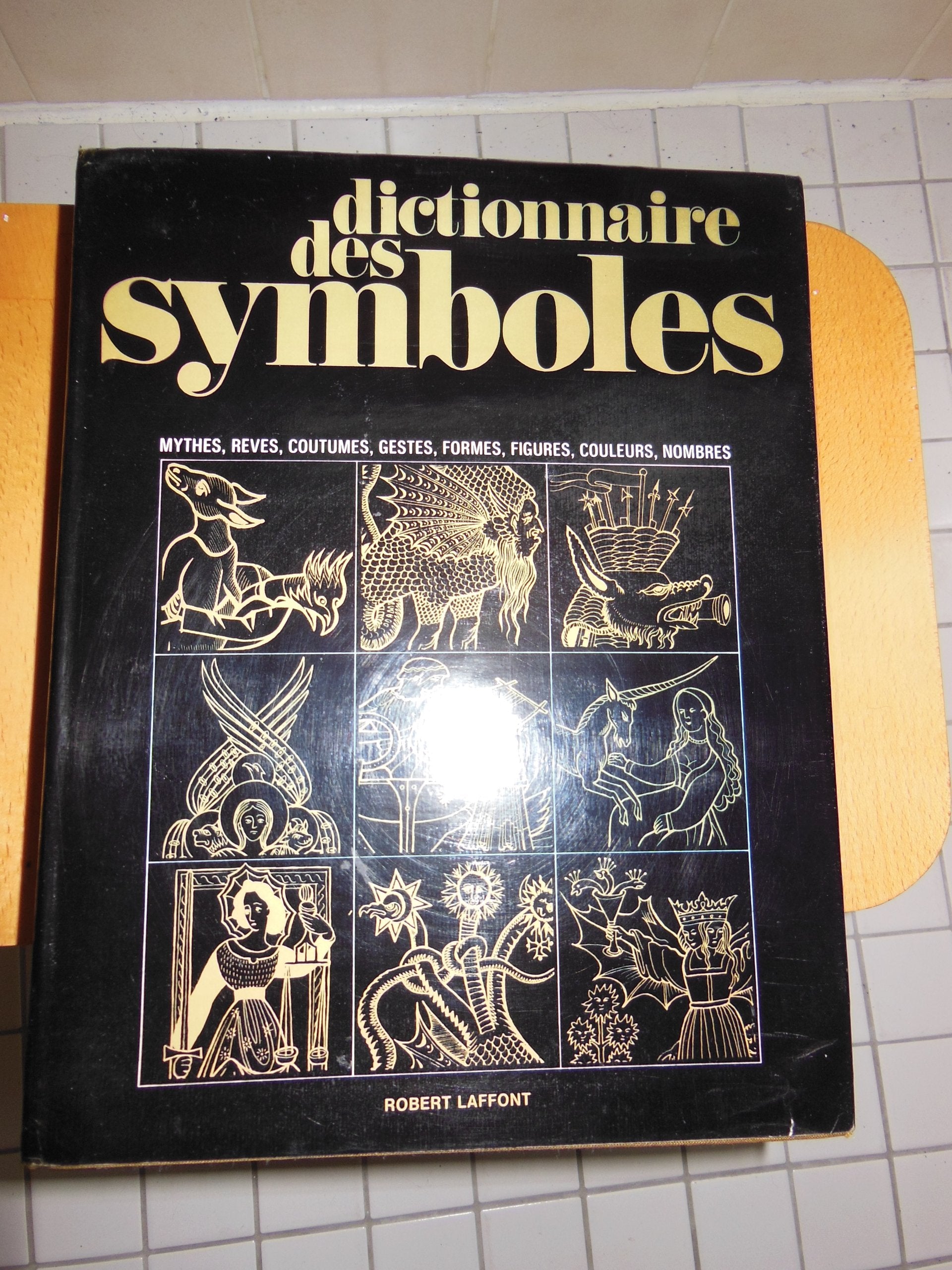 Dictionnaire des symboles: Mythes, rêves, coutumes, gestes, formes, figures, couleurs, nombres Books