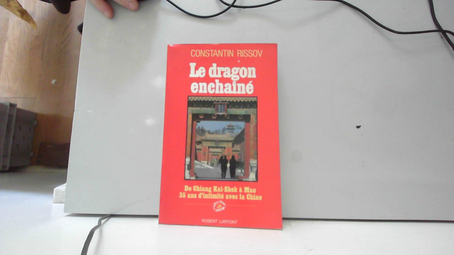 Le dragon enchaine / de chiang kai-shek a mao ze dong, trente-cinq ans d'intimite avec la chine Books