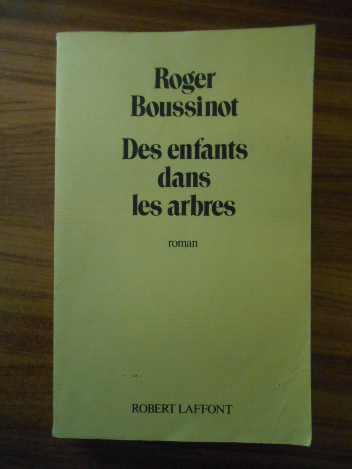 Des enfants dans les arbres - AE Books