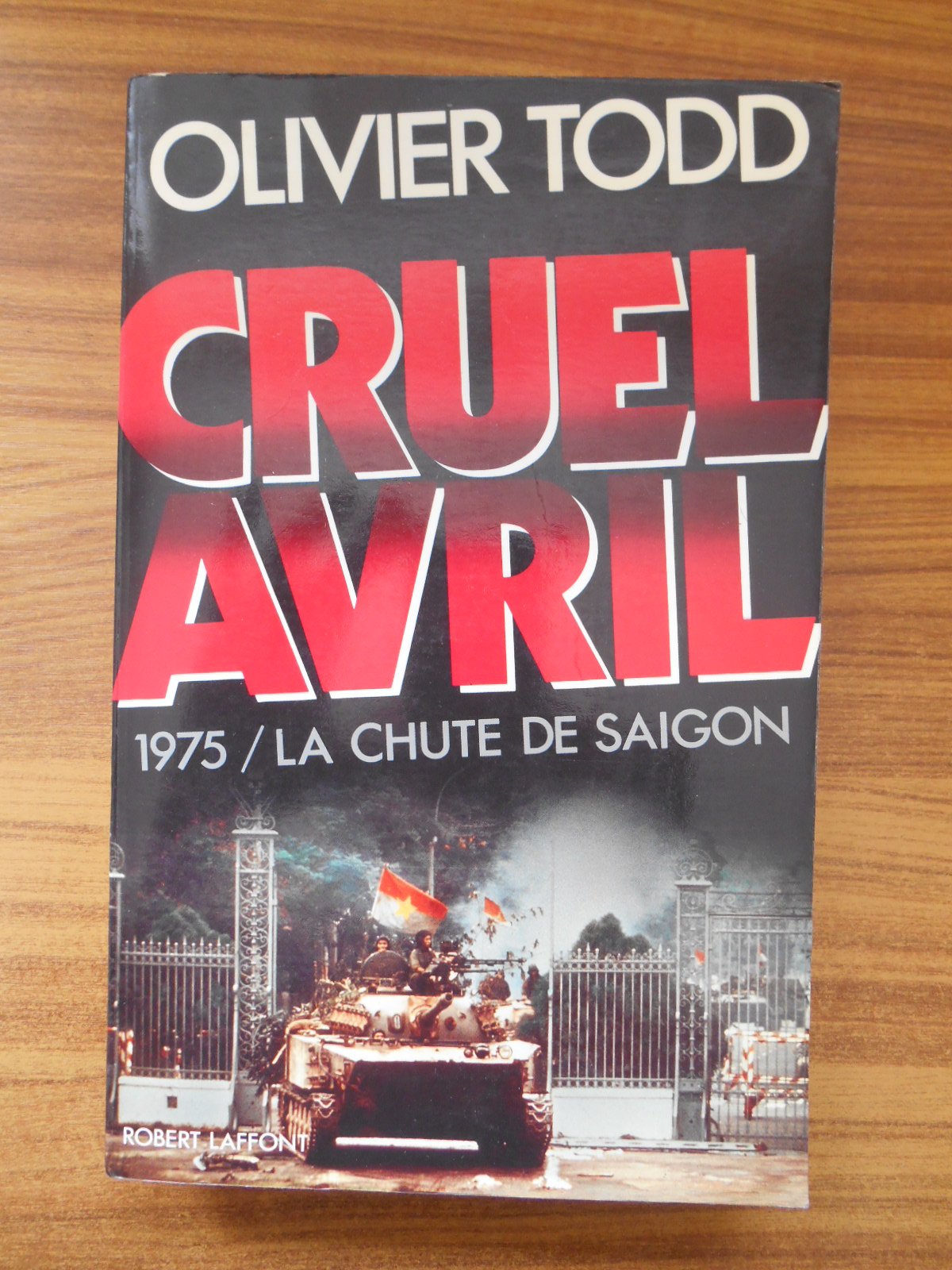Cruel avril: 1975, la chute de Saïgon Books