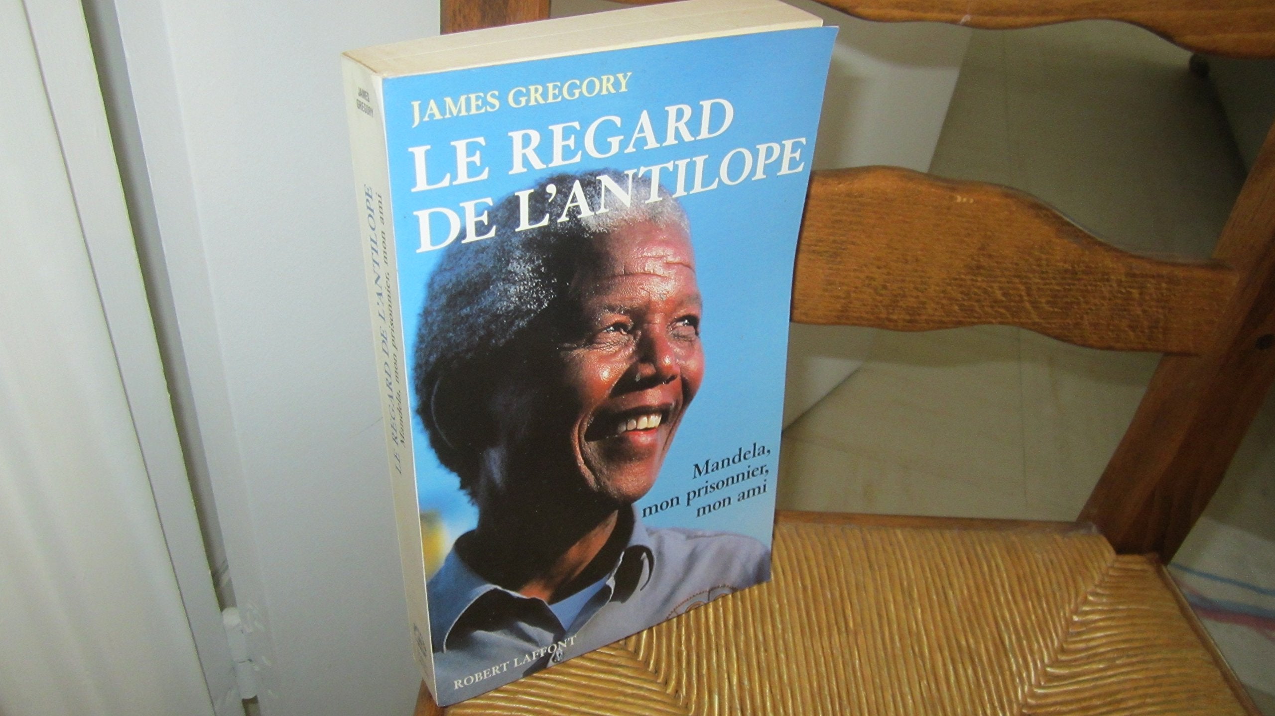 Le regard de l'antilope : Nelson Mandela, mon prisonnier, mon ami Books