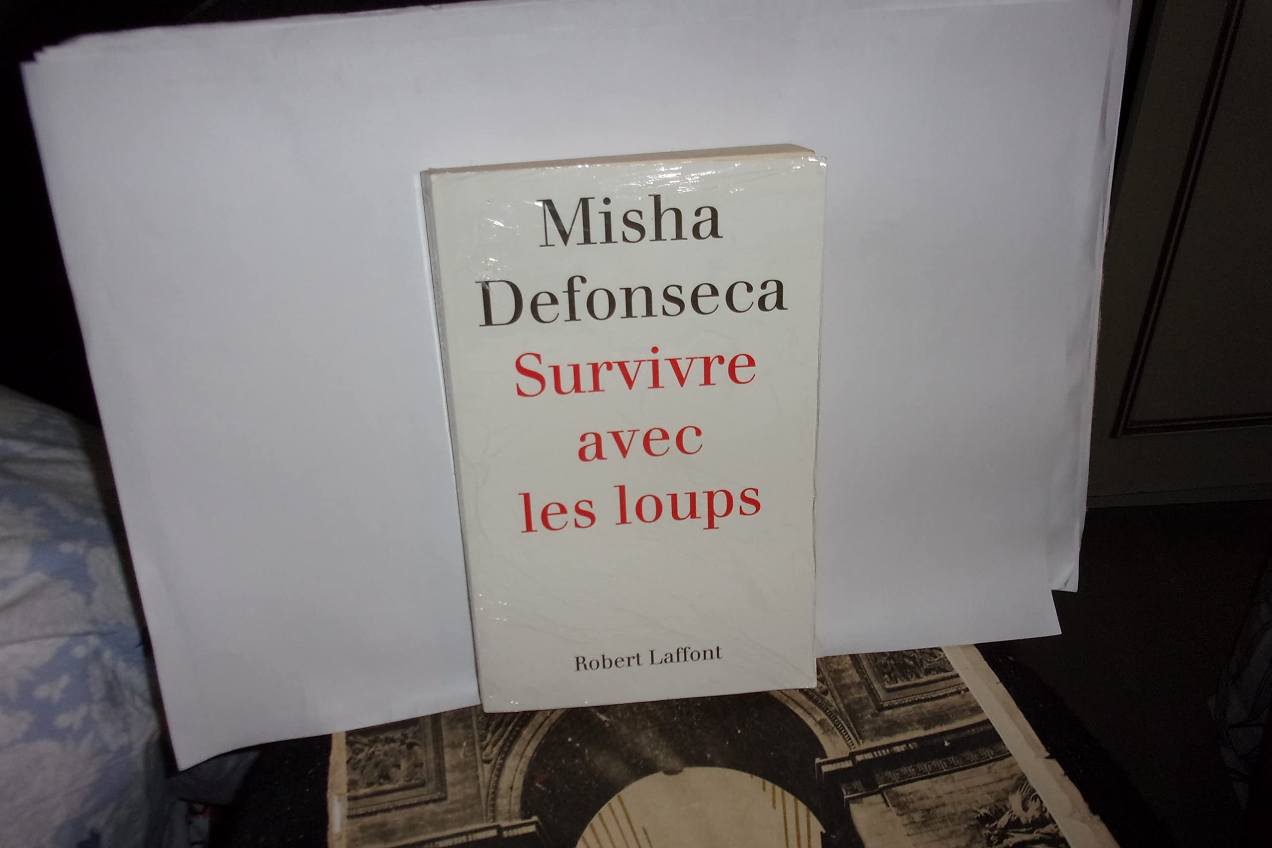 Survivre avec les loups: De la Belgique à l'Ukraine, une enfant juive à travers l'Europe nazie, 1941-1944 Books