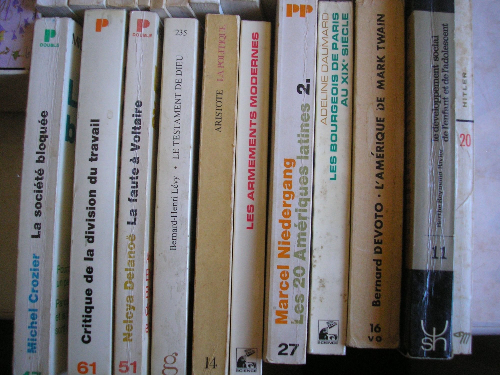 lot 24 livres seuil politique / collection U2 / bordas : hitler - science de l'histoire - science de l'homme - la musique anglaise - les hommes d'affaires italiens du moyen age - les cadres en france - les clés du latin - philosophie de l'action - la s... book