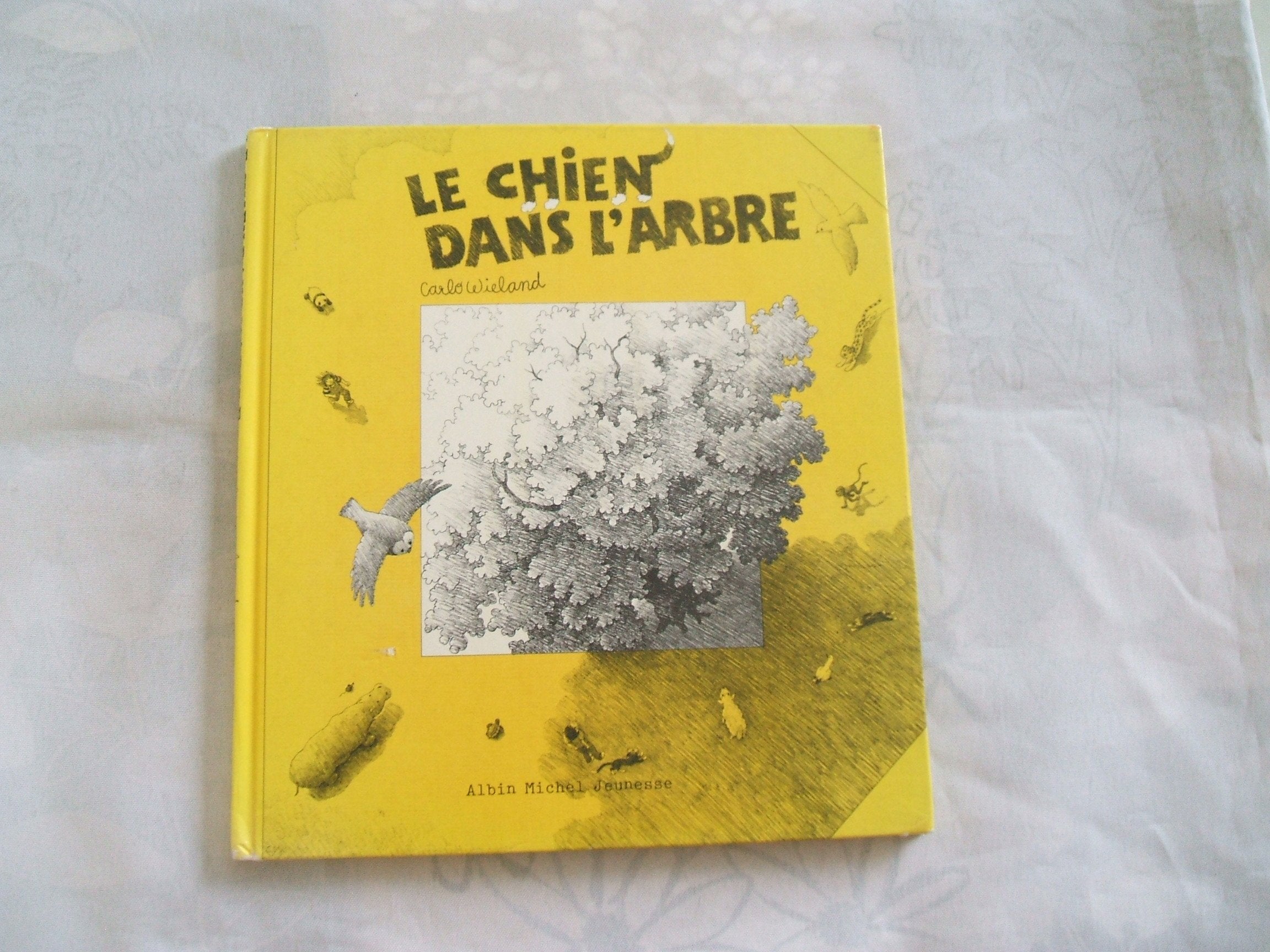 Le Chien dans l'arbre Books