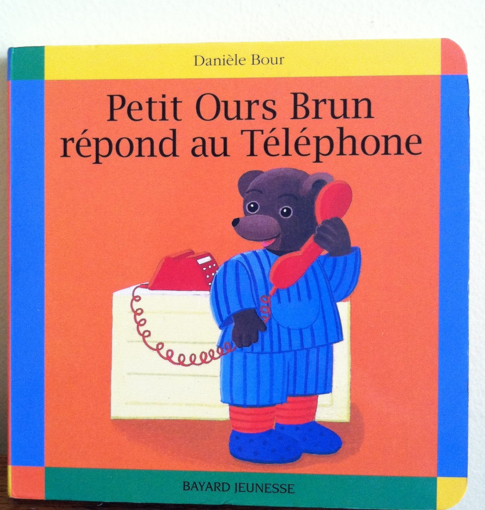 Petit Ours brun répond au téléphone Books