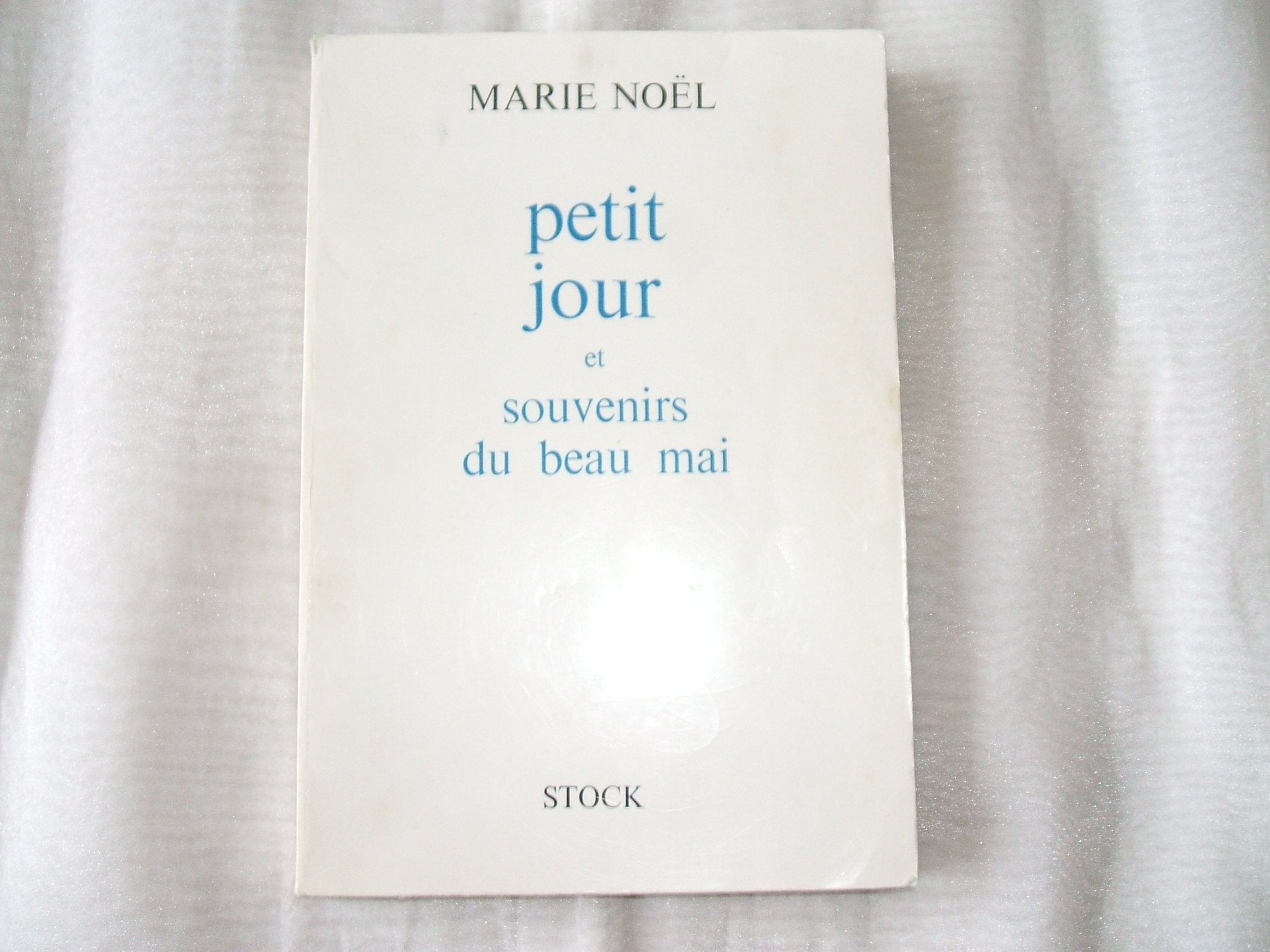 Petit Jour Suivi De Souvenirs Du Beau Mai book
