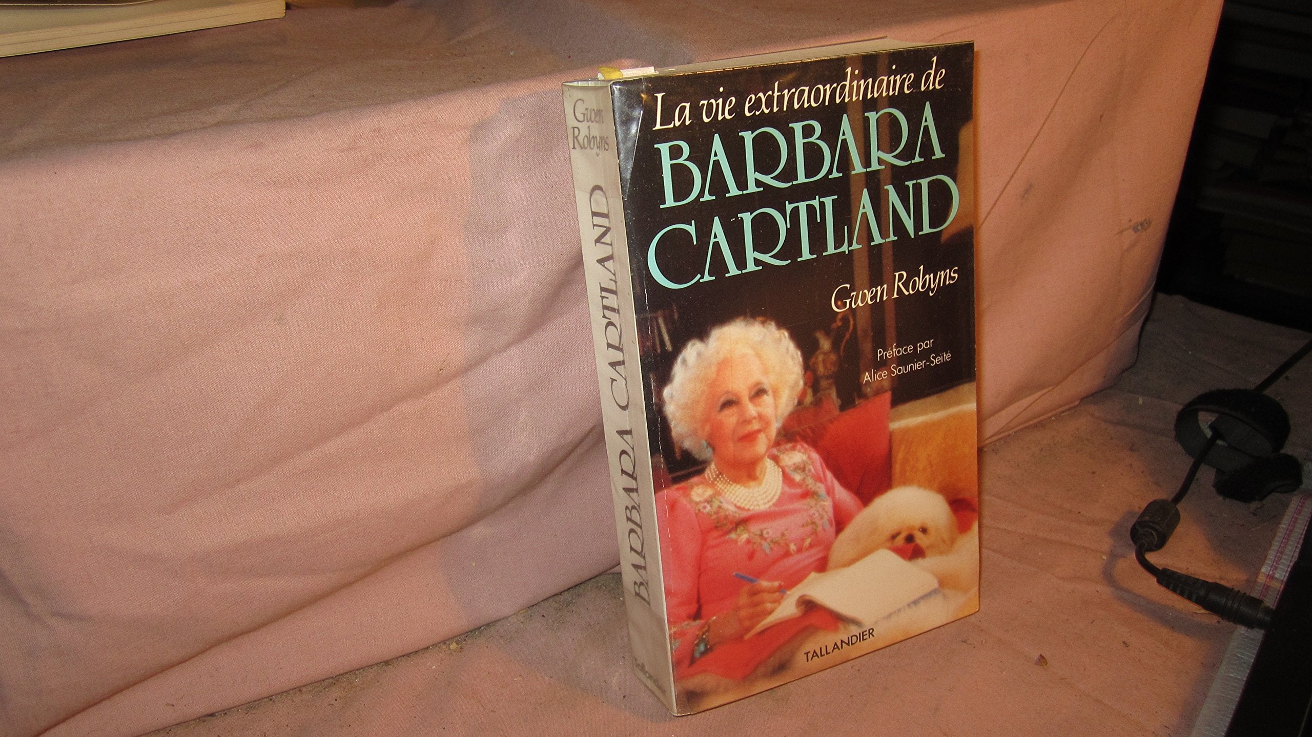 LA VIE EXTRAORDINAIRE DE BARBARA CARTLAND book