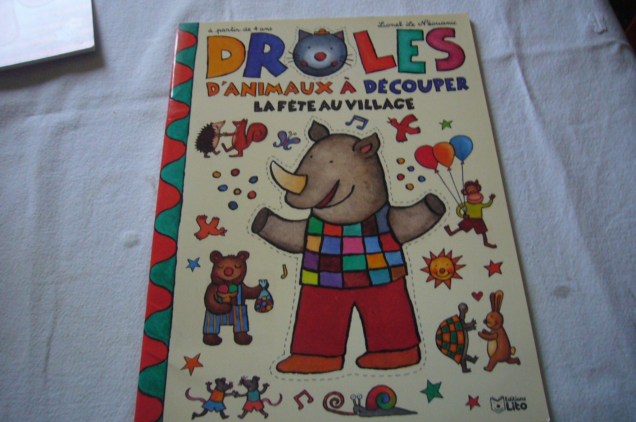 Droles D'Animaux A Decouper : La Fete Au Village book