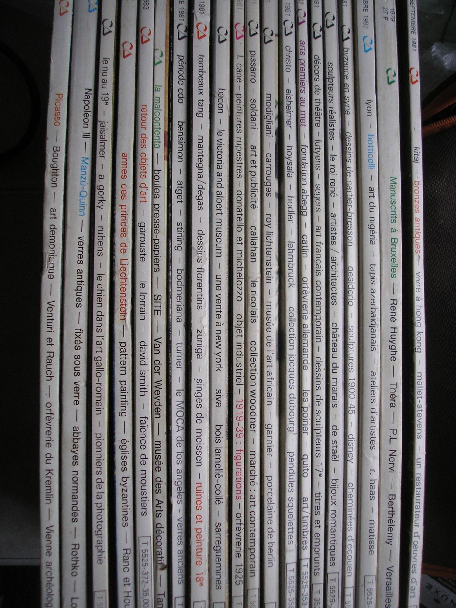 lot 20 revues connaissance des arts : n° 332 , 347 , 351 , 356 , 357 , 330 , 331 , 372 , 350 , 327 , 355 , 326 , 370 , 354 , 352 , 353 , 359 , 358 , 349 et 348 book