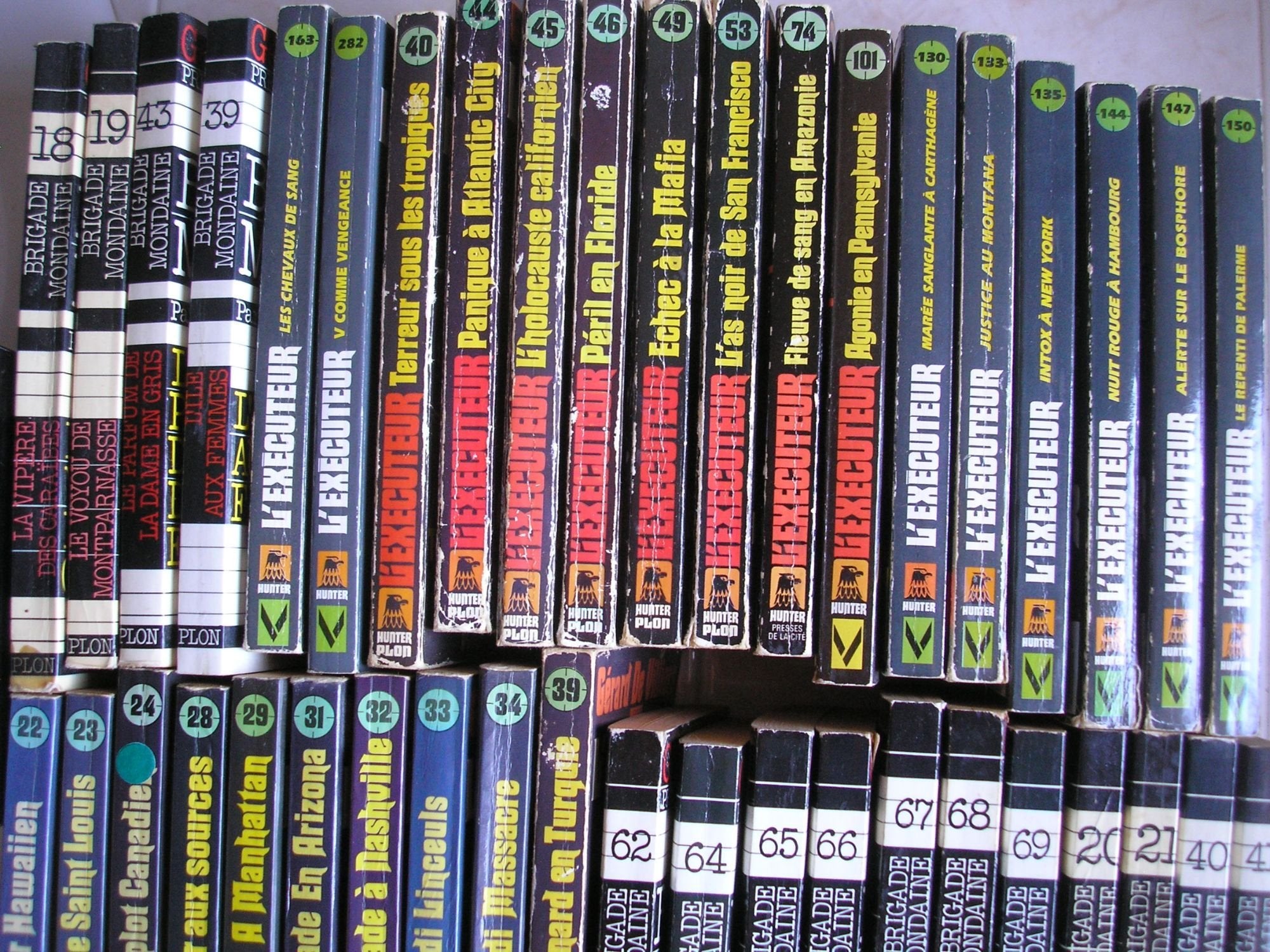 lot 60 livres collection brigade mondaine : n° 18-19-20-21-39-40-41-43-61-62-64-65-66-67-68-69-78-94-101-104-121-126-130-137-146-147-157-170-268 + l'exécuteur : n° 5-8-13-14-17-22-23-24-28-29-31-32-33-34-39-40-44-45-46-49-53-74-101-130-133-135-144-147-... book