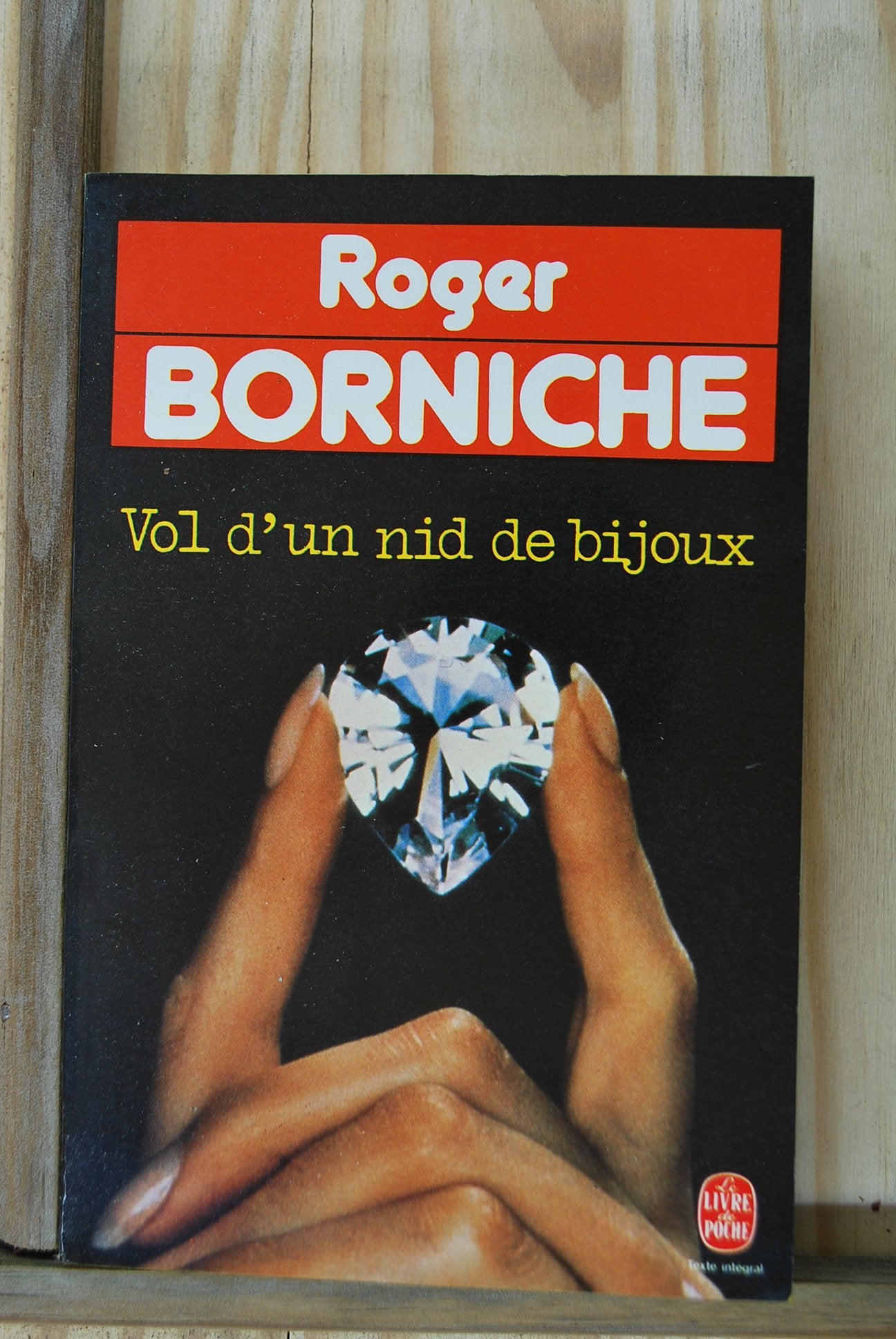 Vol d'un nid de bijoux Books