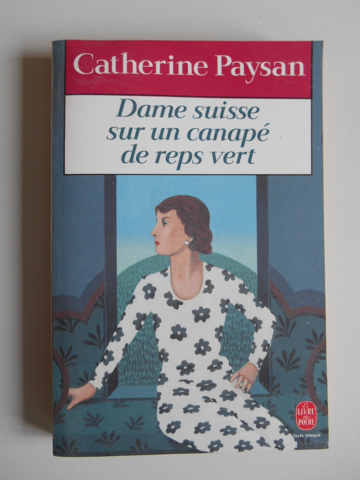 Dame suisse sur un canapé de reps vert book