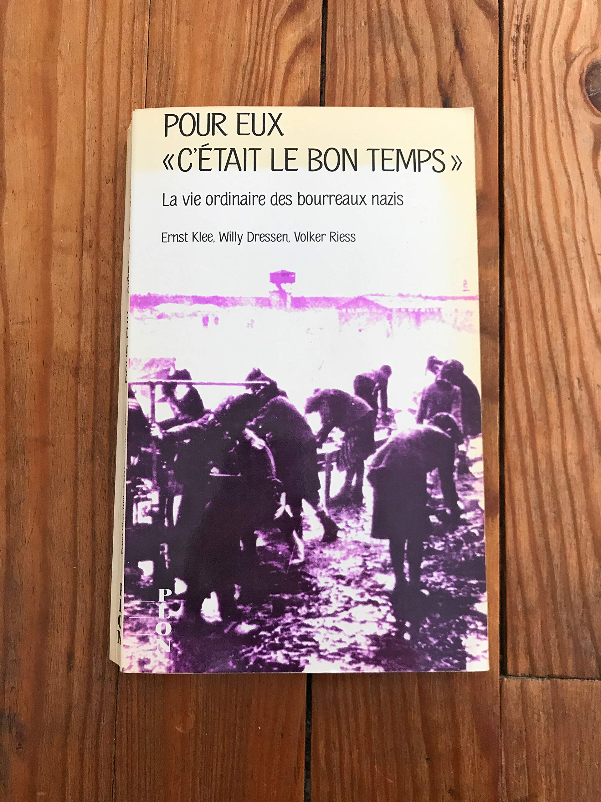 Pour eux, "c'etait le bon temps" : la vie ordinaire des bourreaux nazis book