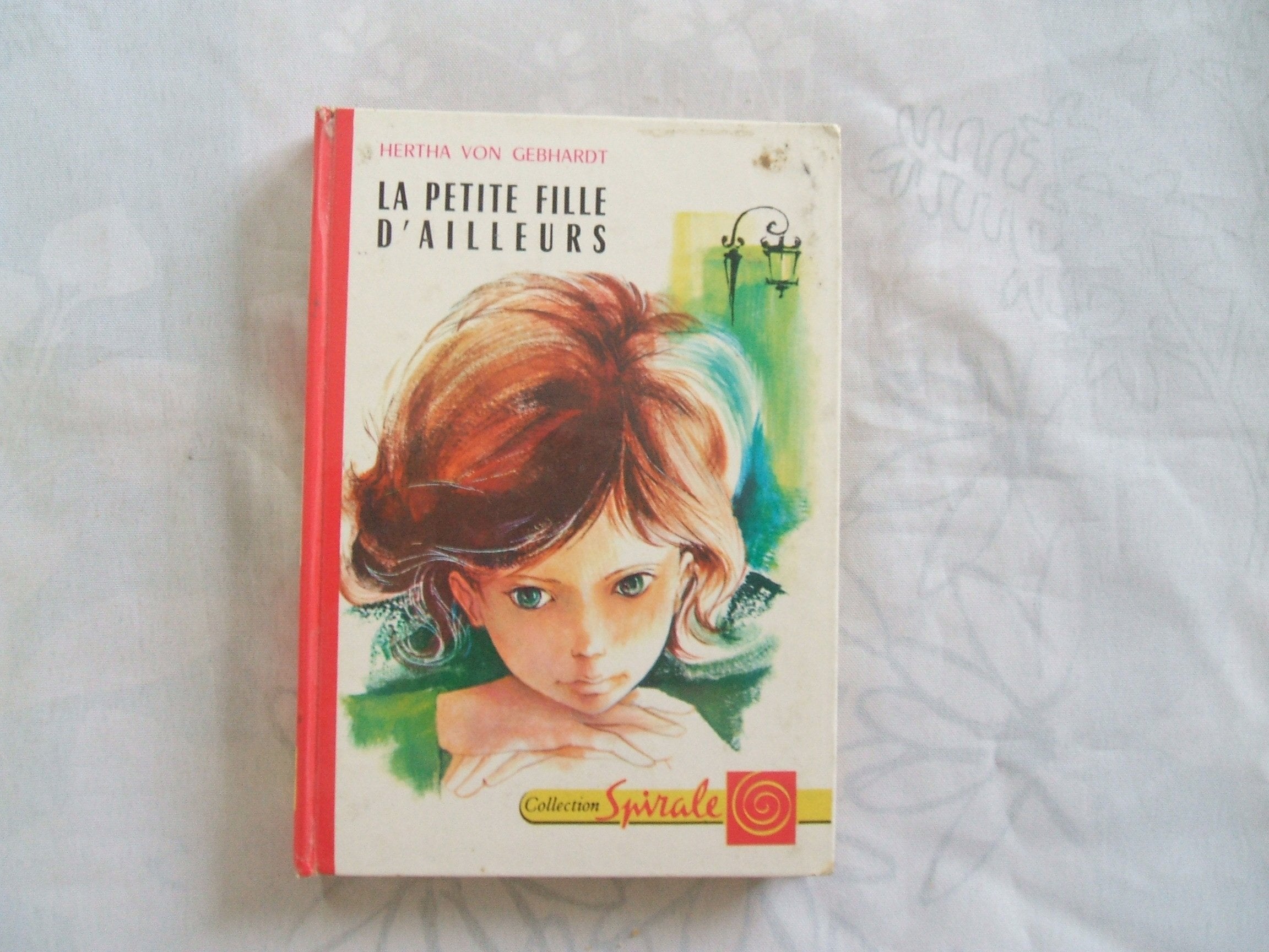 La petite fille d'ailleurs - Illustrations de Monique Berthoumeyrou book