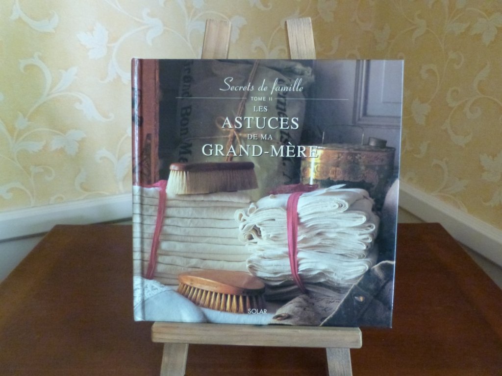 Secrets De Famille Coffret 2 Volumes : Tome 1, Les Recettes De Ma Grand-Mere. Tome 2, Les Astuces De Ma Grand-Mere Books