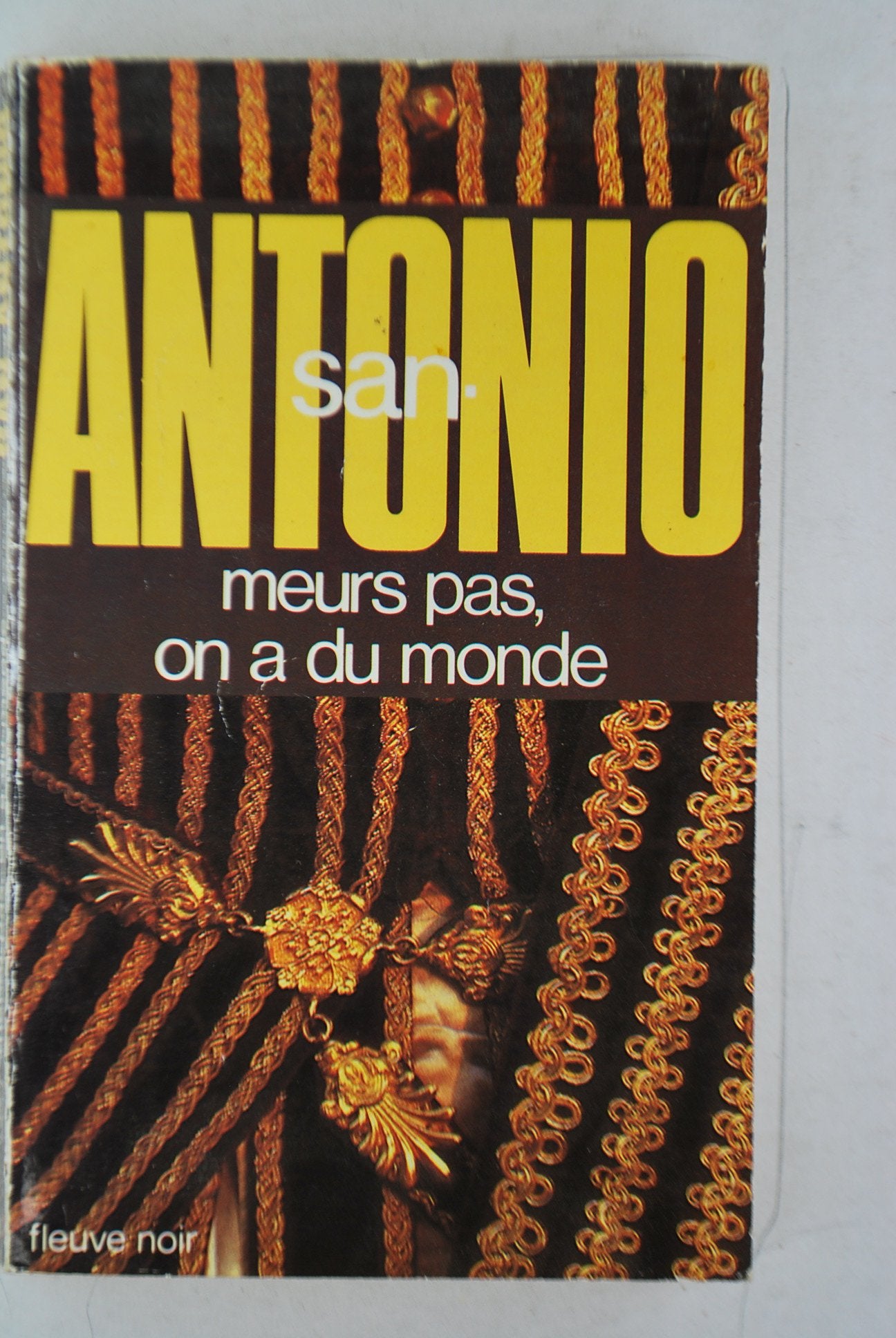 Meurs pas on a du monde (San Antonio Poche) Books
