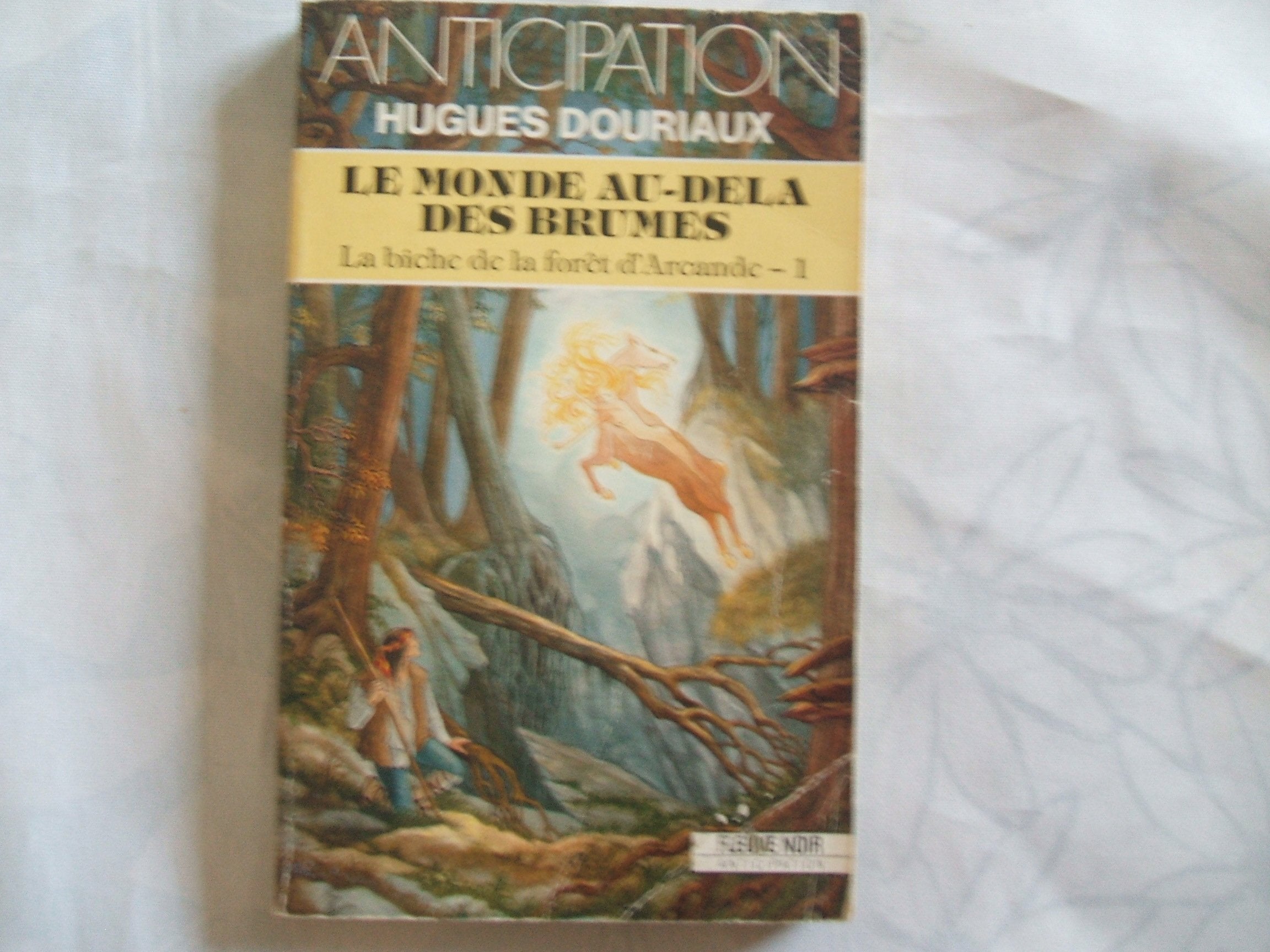 La biche de la forêt d'Arcande. 1, Le monde au-delà des brumes book