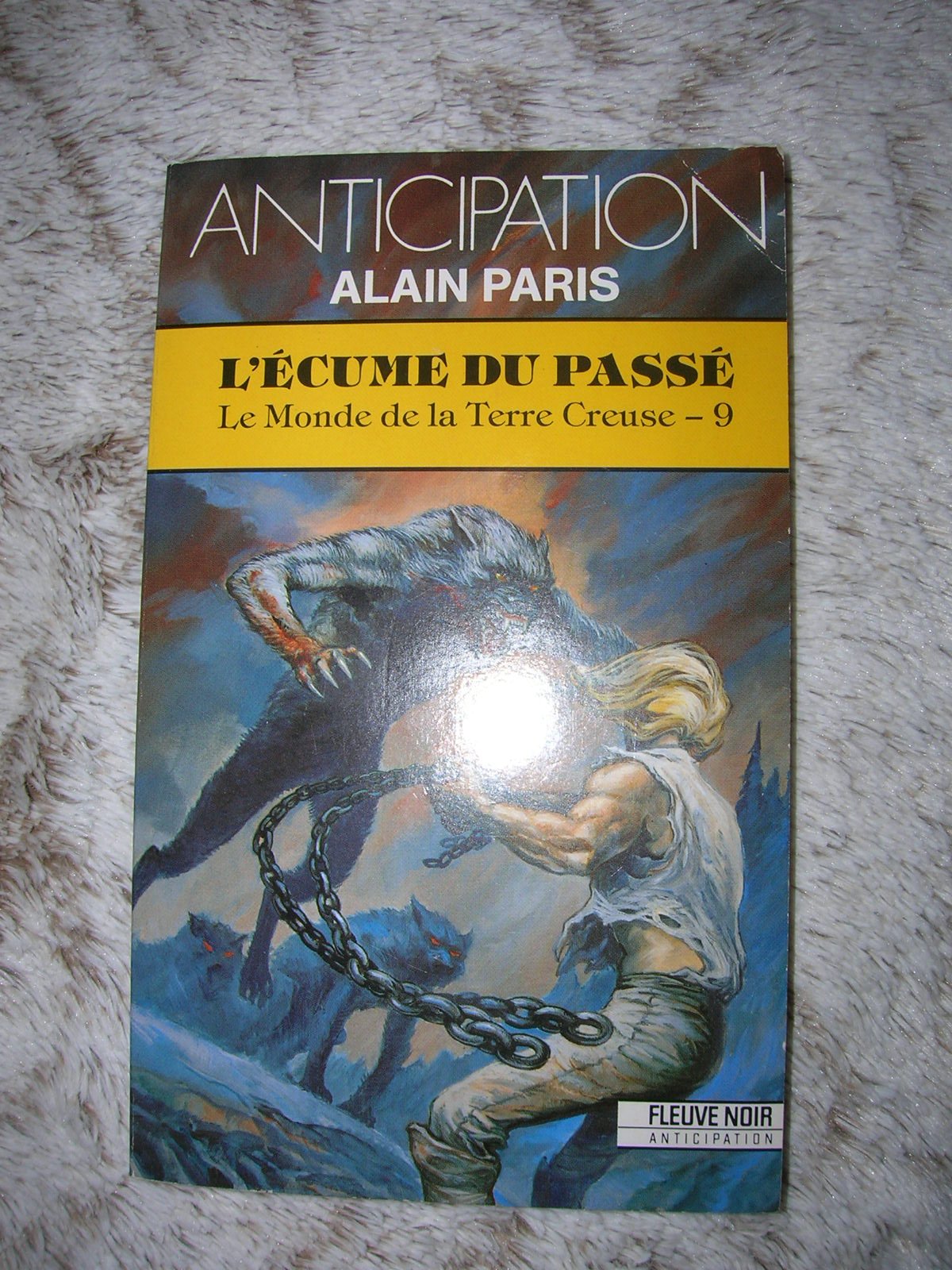 L'ecume du passe Le monde de la terre creuse-9 book