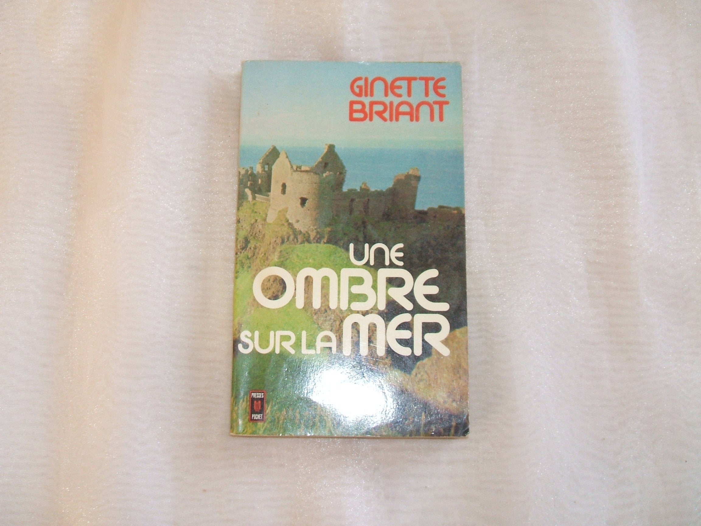 Une Ombre sur la mer (Presses pocket) book