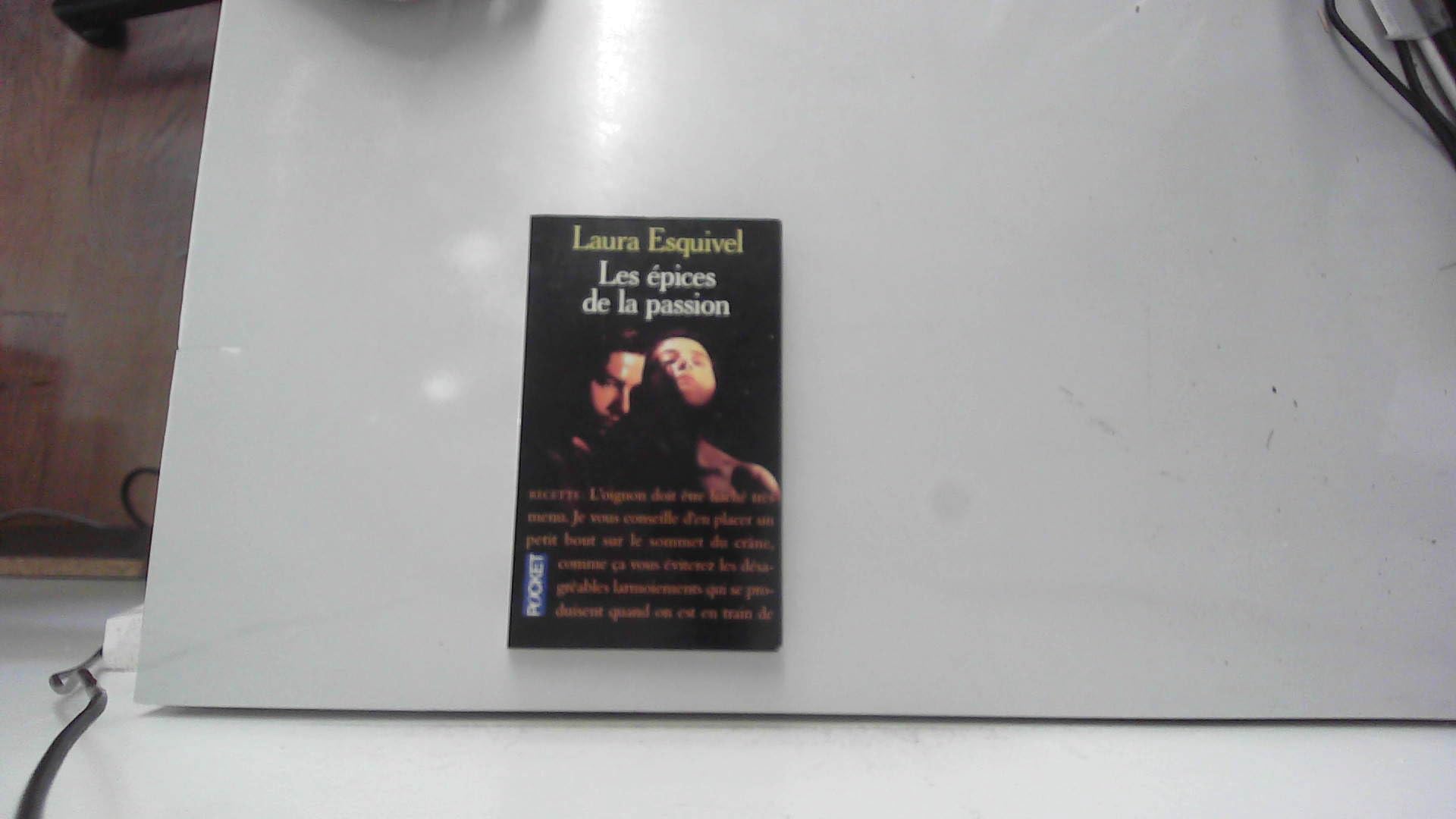 Les épices de la passion : chocolat amer : roman-feuilleton où l'on trouvera des recettes, des histoires d'amour et des remèdes de bonne femme Books