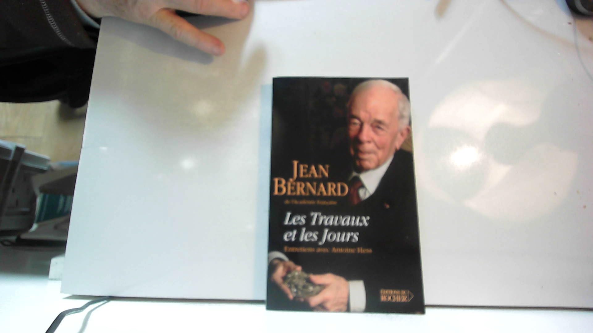Les travaux et les jours: Chroniques, 1907-2004. Entretiens avec Antoine Hess book