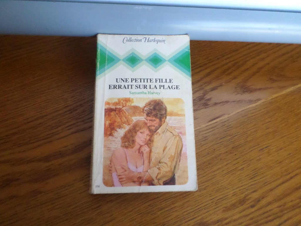 Une Petite fille errait sur la plage (Collection Harlequin) Books