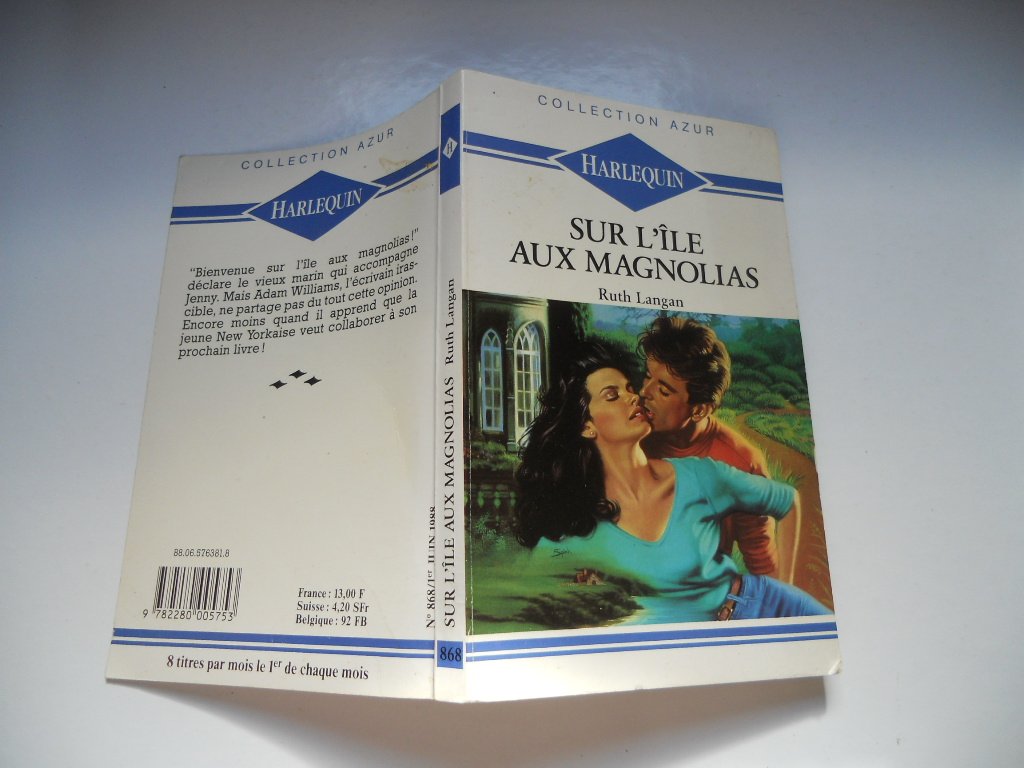 Sur l'île aux magnolias (Collection Azur) book