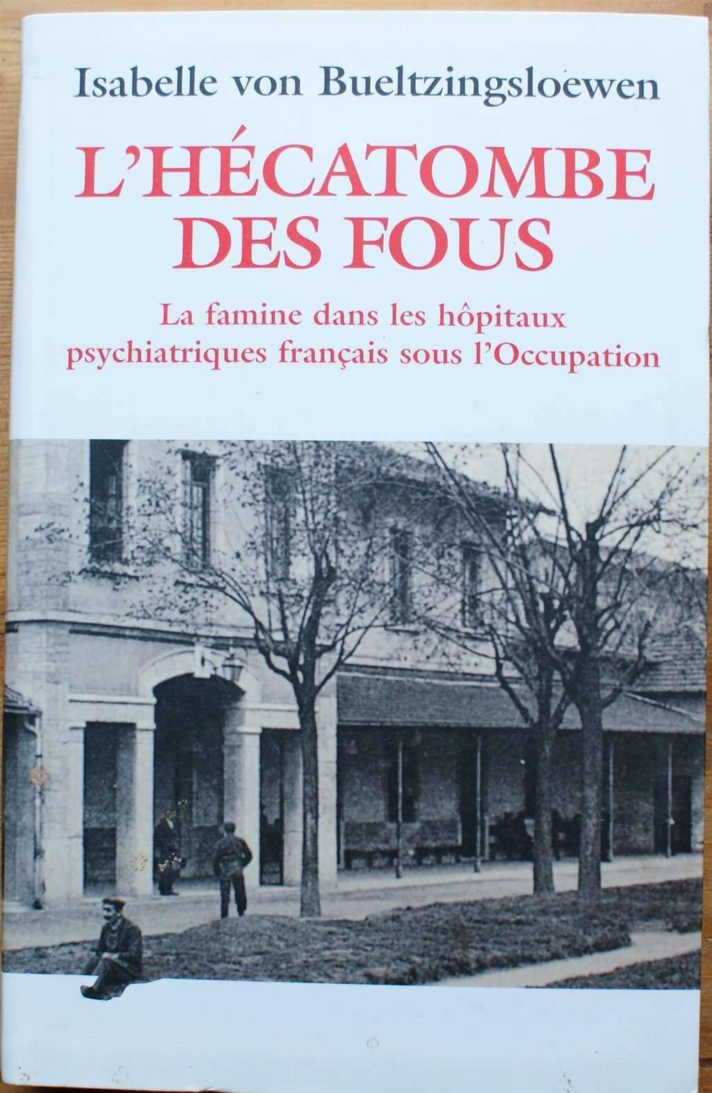 L'hécatombe des fous : La famine dans les hîpitaux psychiatriques français sous l'Occupation book