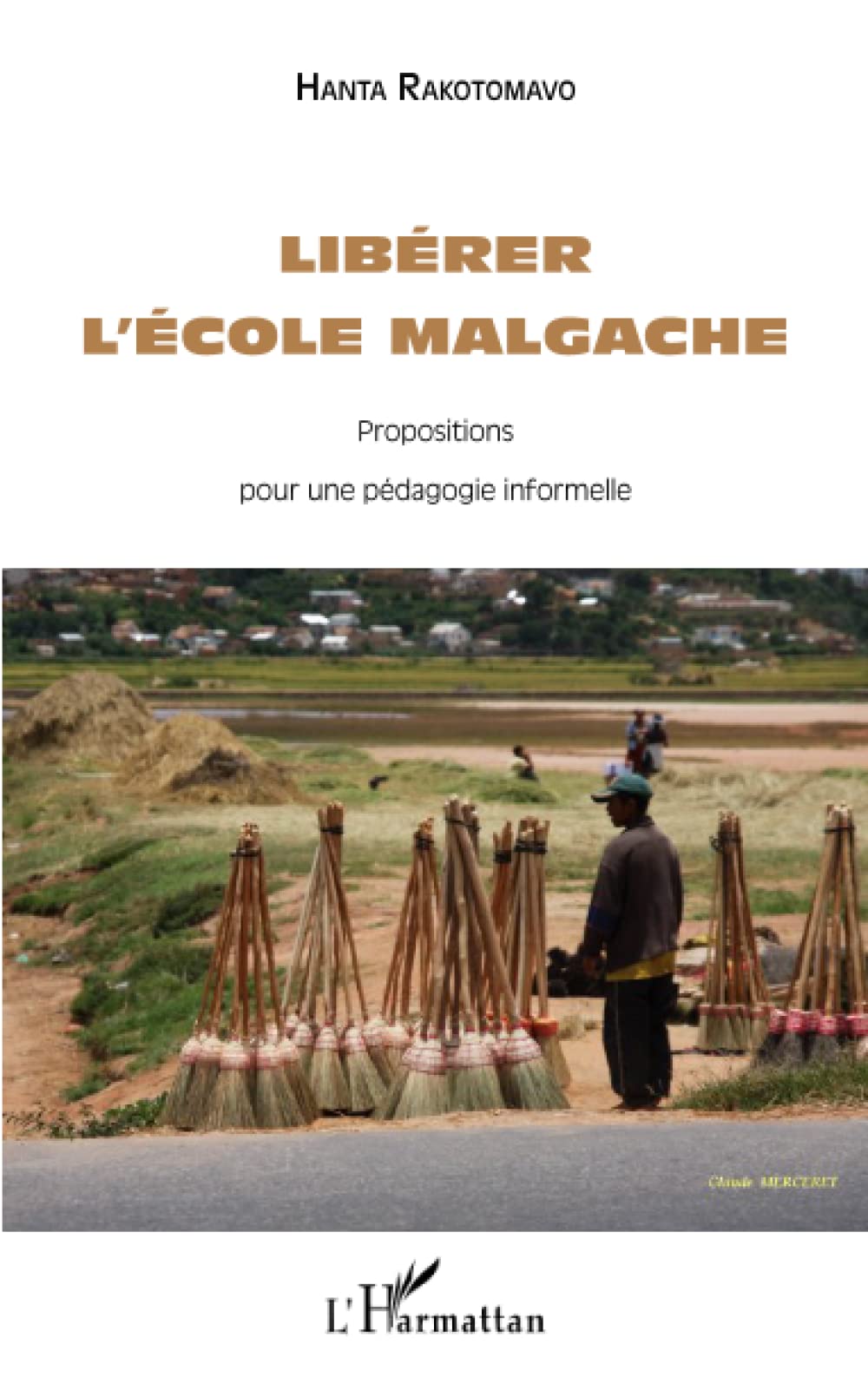 Libérer l'école malgache: Propositions pour une pédagogie informelle book