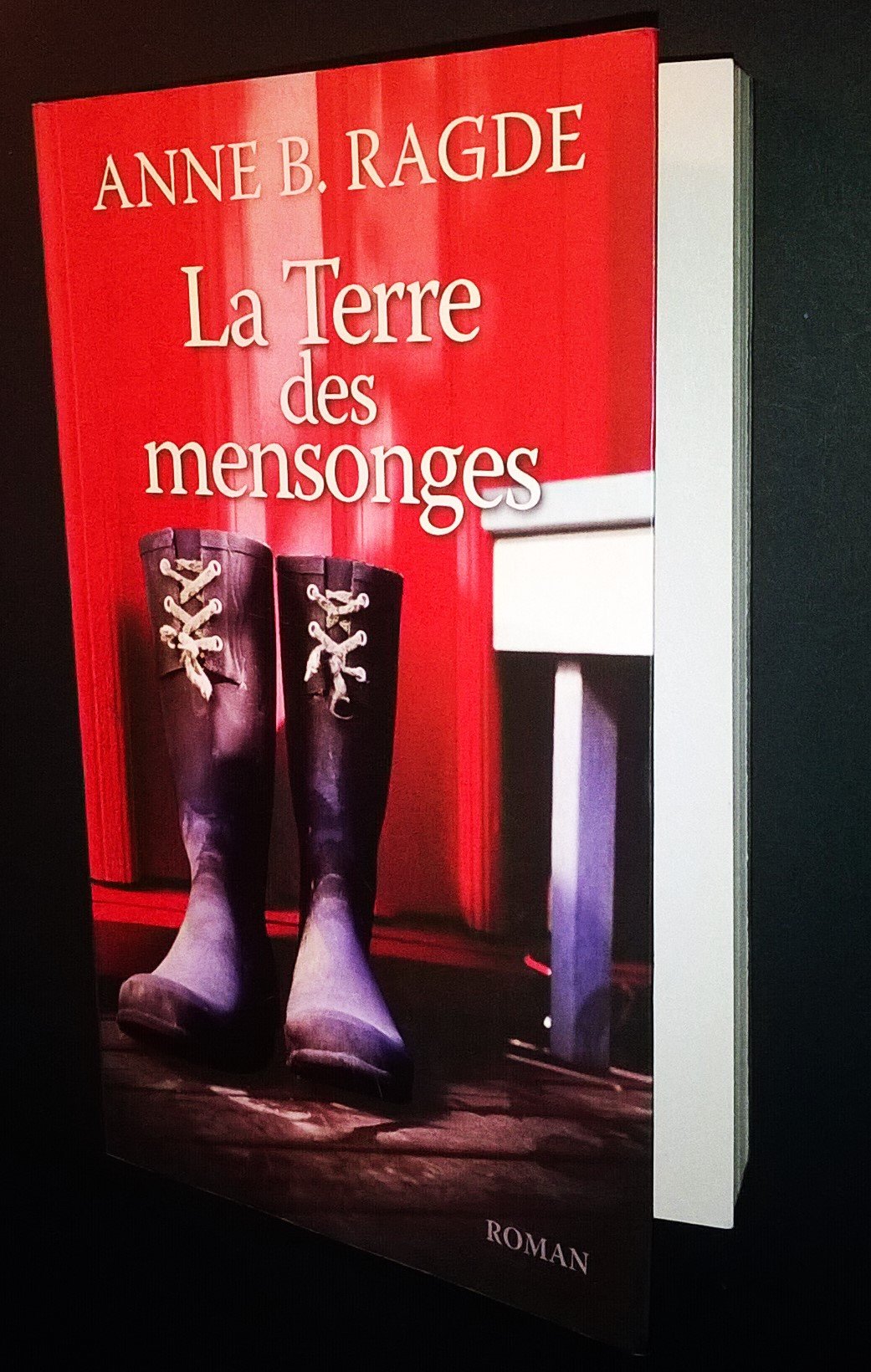La terre des mensonges book