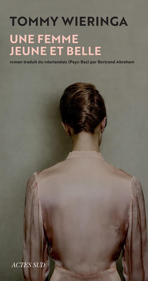 Une femme jeune et belle book