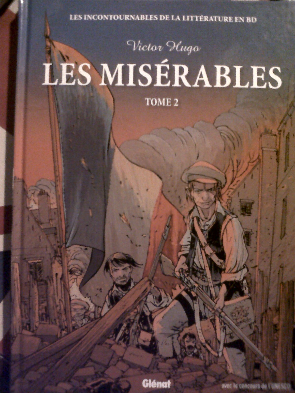 Les misérables de Victor HUGO: les incontourables de la littérature en BD (Tome 2) book