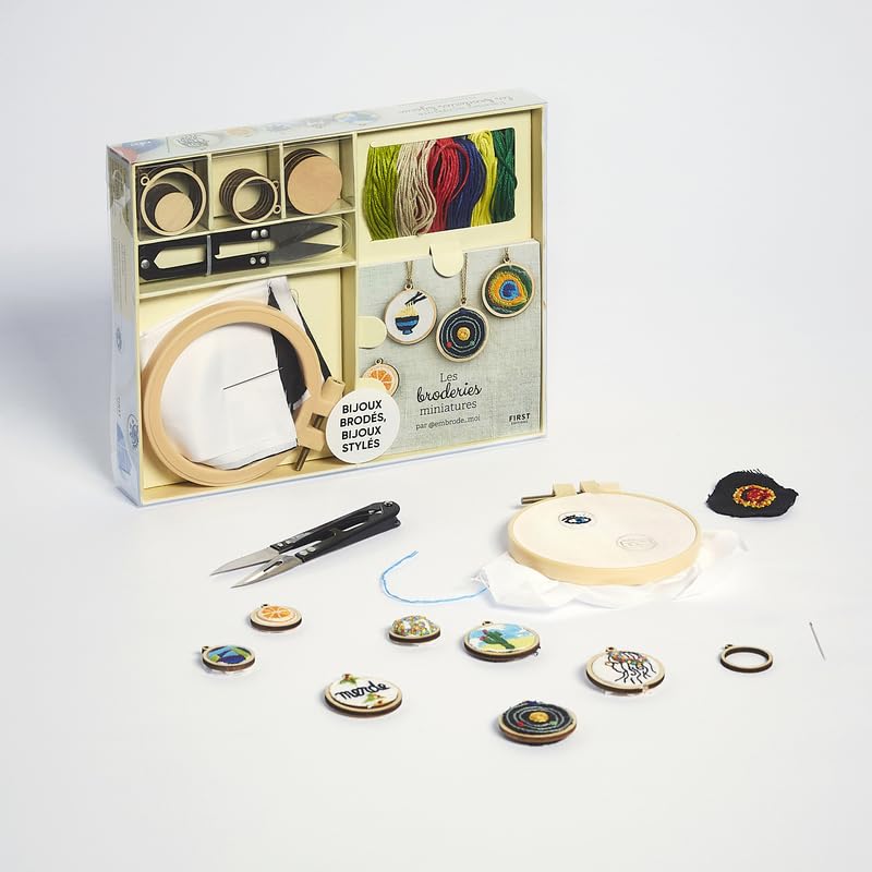 Coffret L'atelier miniature - Les broderies bijoux: Le livre Les broderies miniatures avec 1 tambour, 10 mini-supports à bijoux, 3 pièces de toile ... de fil à broder et 1 paire de ciseaux Film, Art & Culture