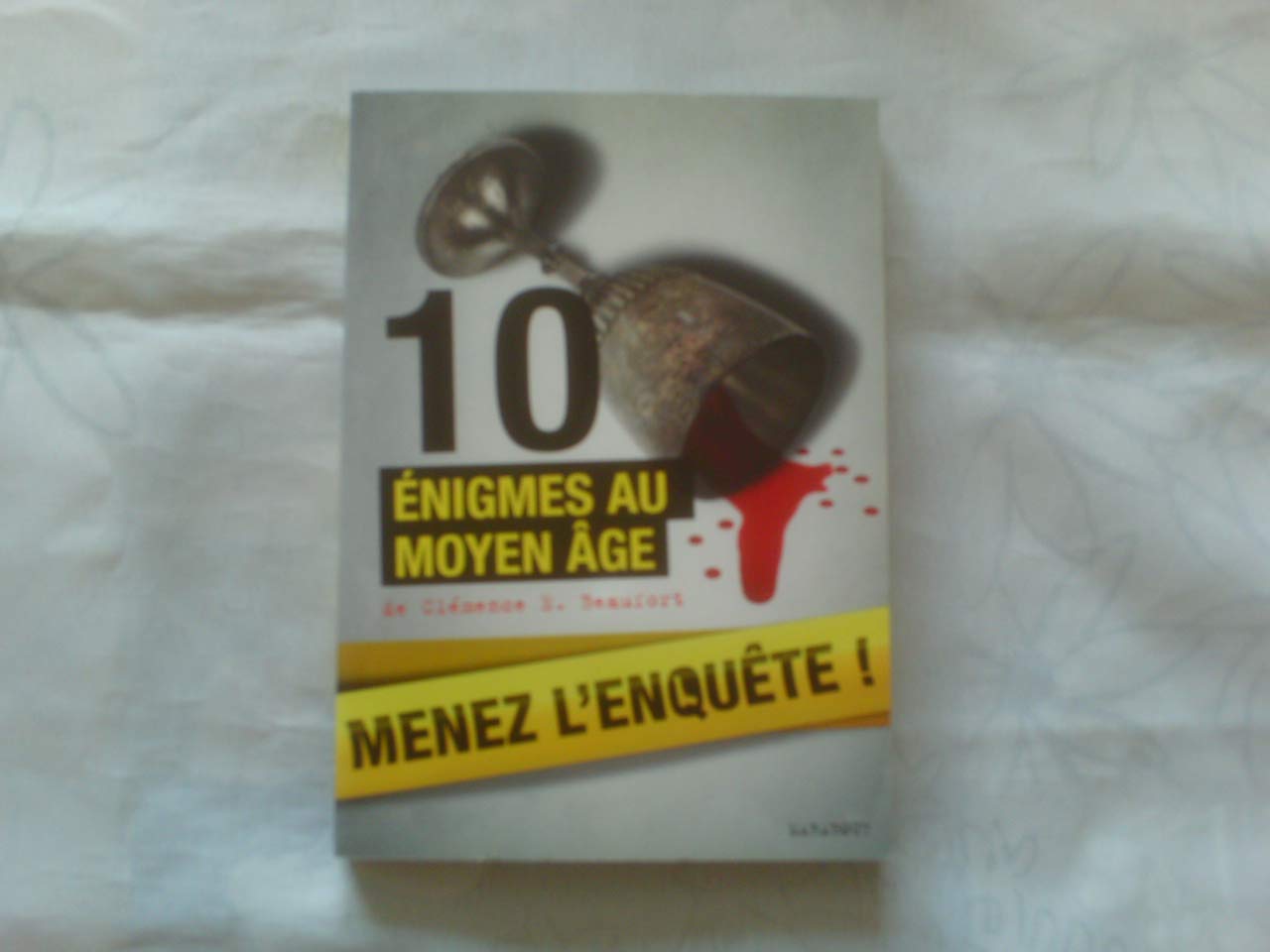 Menez l'enquête !: 10 énigmes au Moyen Age book