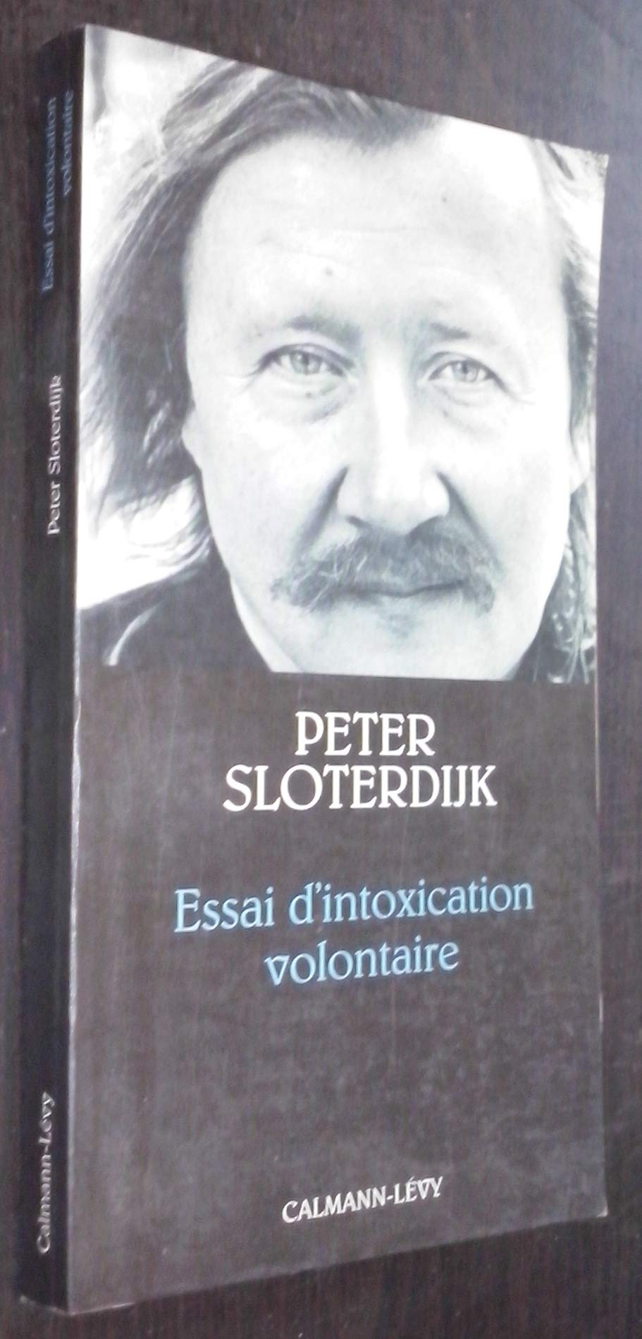 Essai d'intoxication volontaire : conversation avec Carlos de Oliveira book