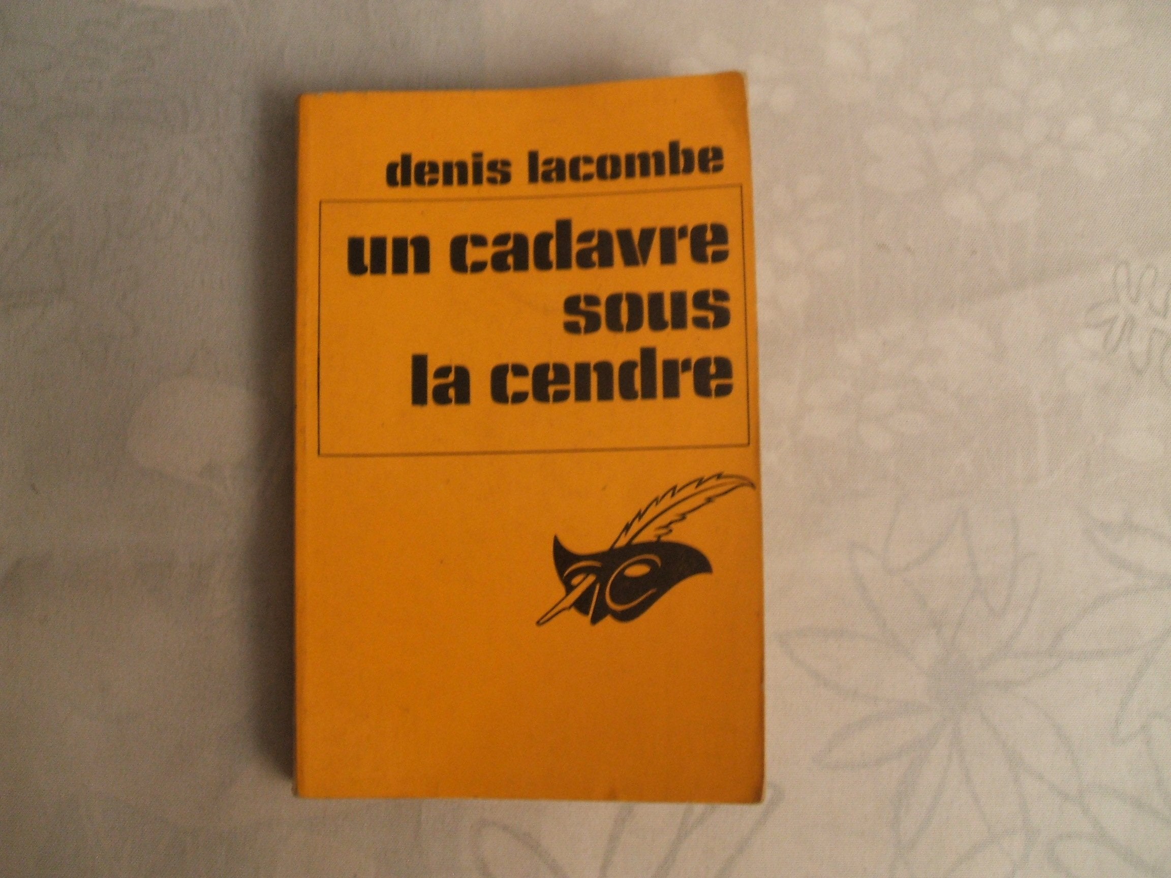 Un Cadavre sous la cendre (Club des masques) book