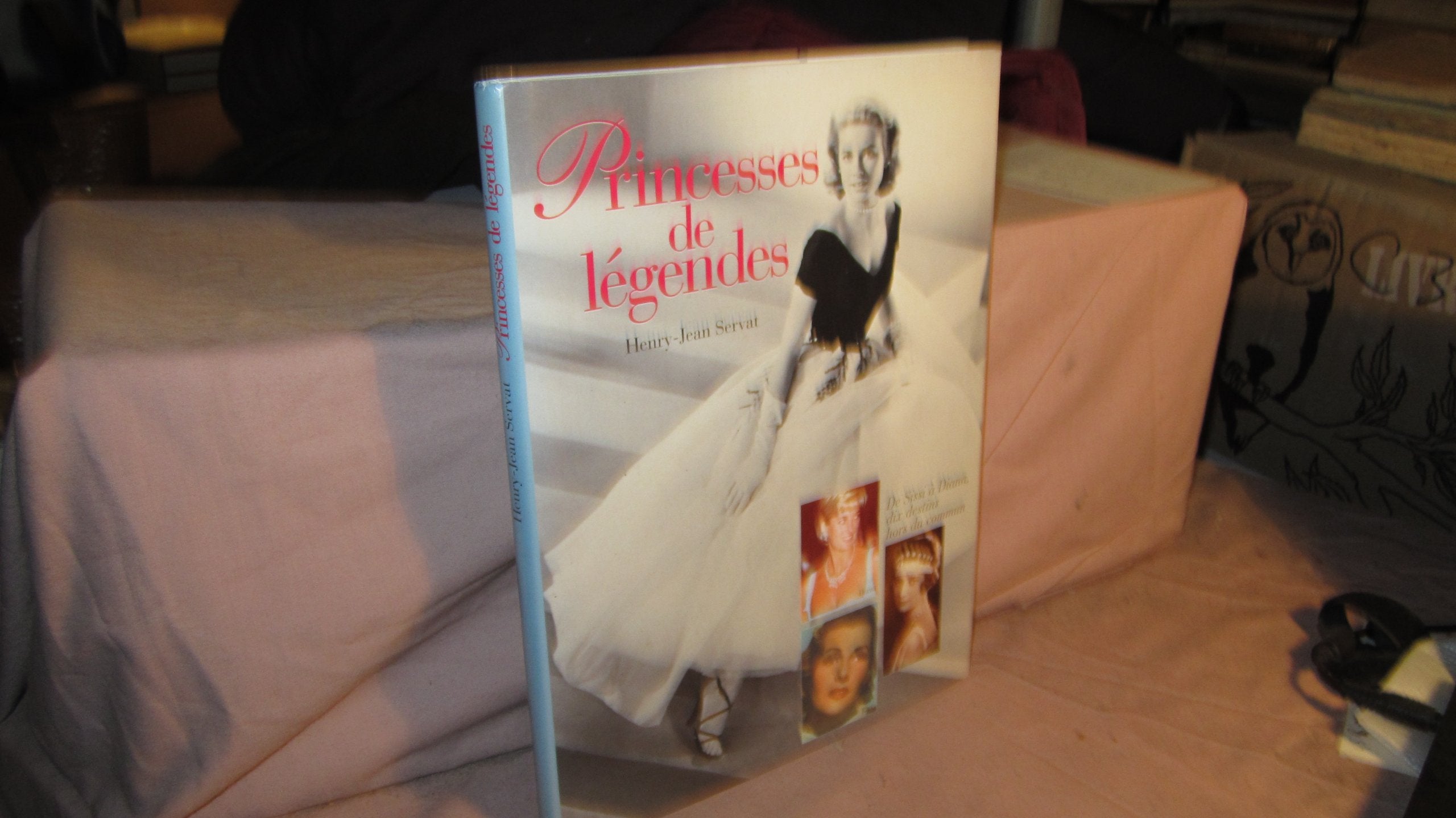 Princesses de légendes : Sissi, Astrid, Wallis, Rita, Margaret, Soraya, Ira, Grace, Paola, Diana book