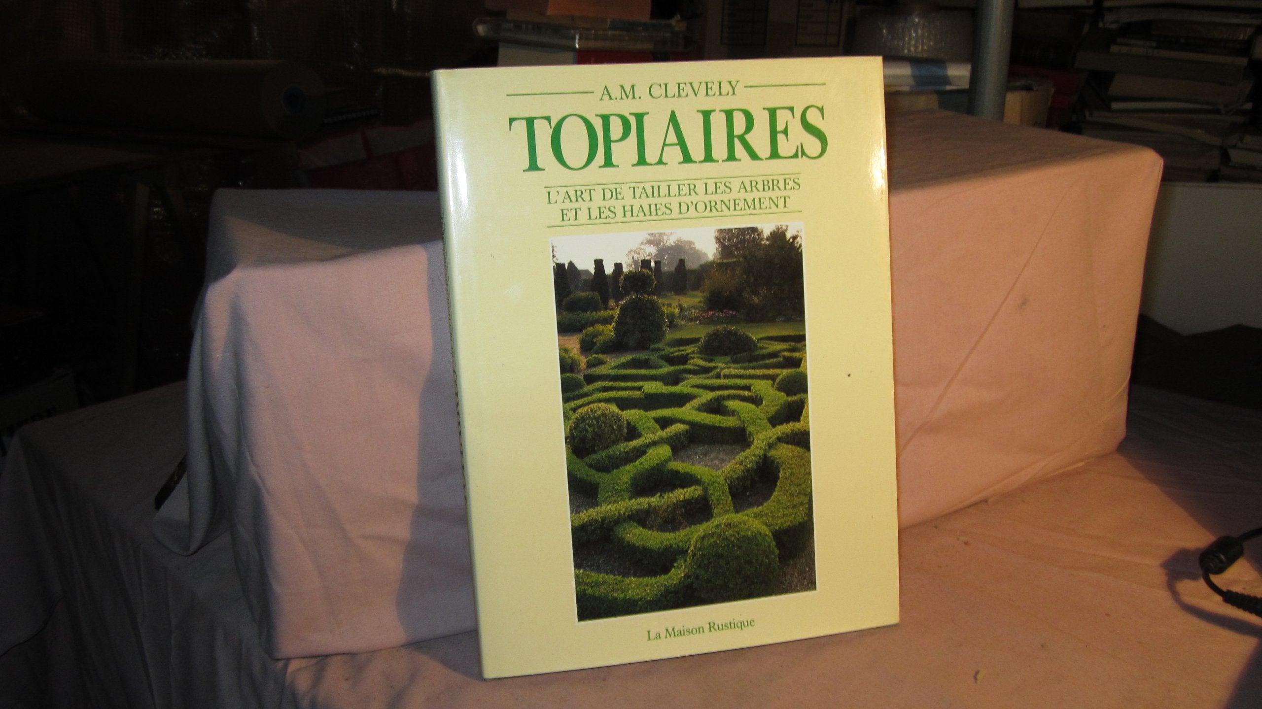 Topiaires : l'art de tailler les arbres et les haies d'ornement book