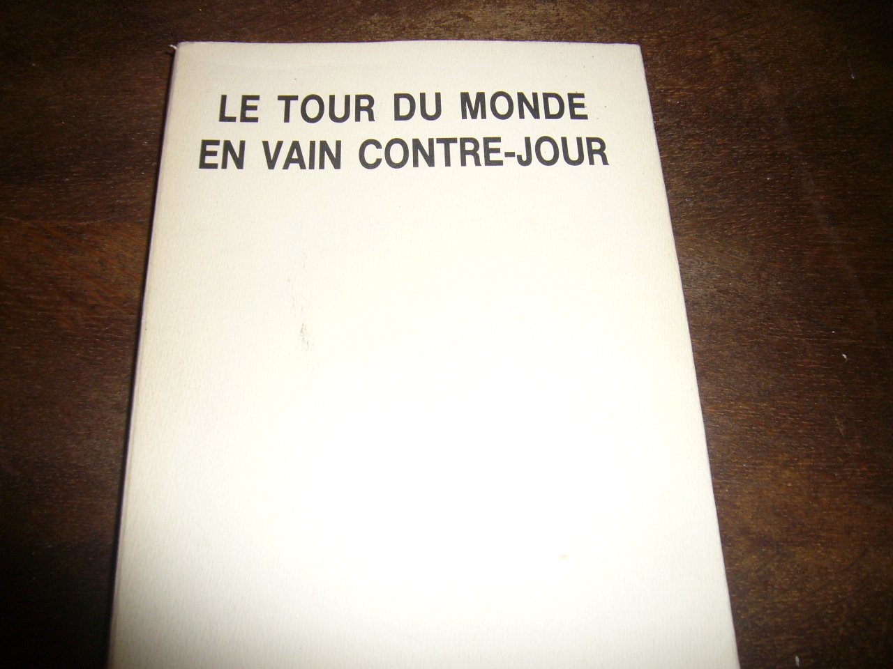 Le tour du monde en vain contre-jour. Illustrations de Madeleine Belliard. Editions L'Amitié par le Livre. 1988. (Littérature) book