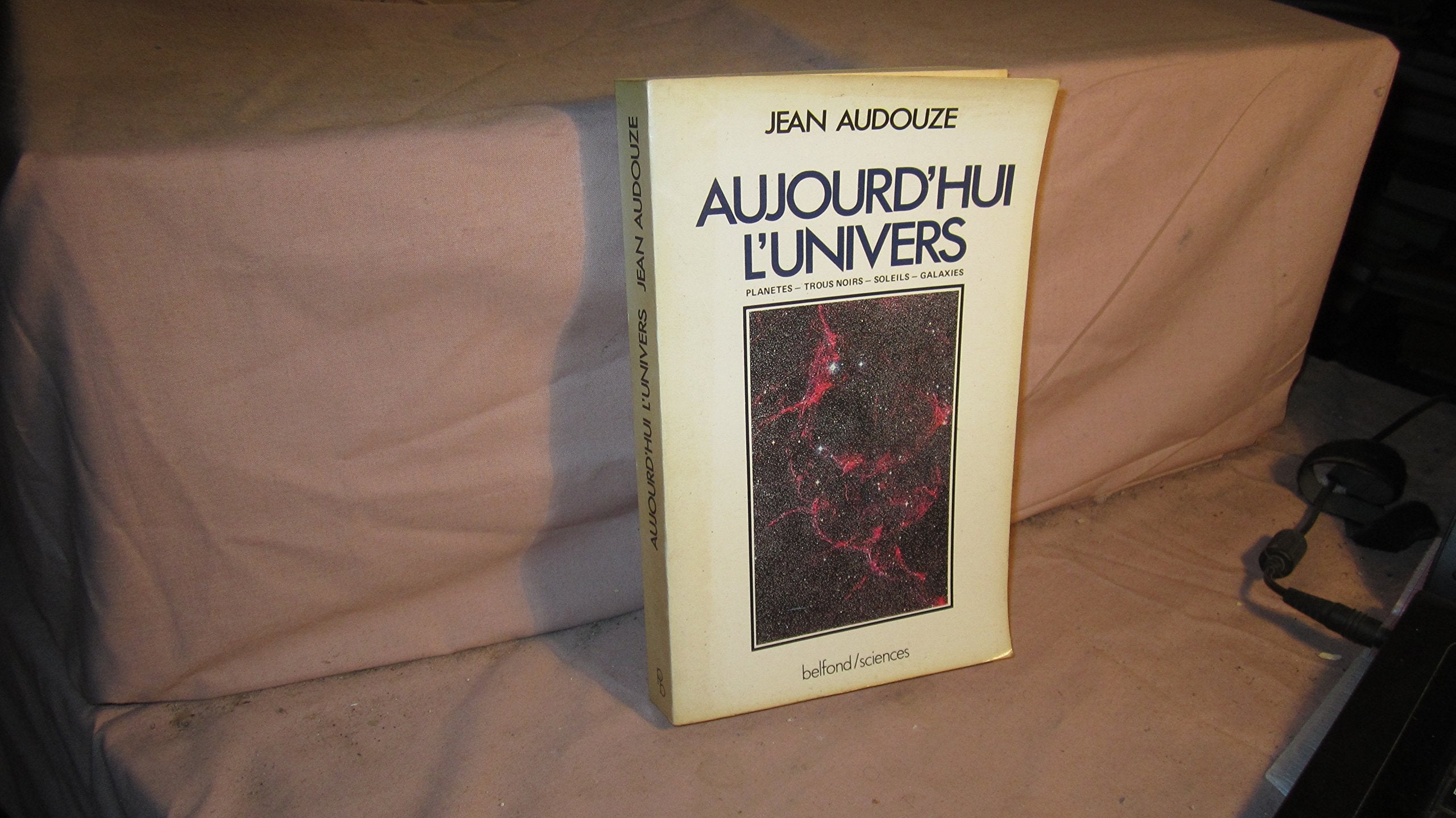 Aujourd'hui, l'univers : planètes, soleils, galaxies, trous noirs book
