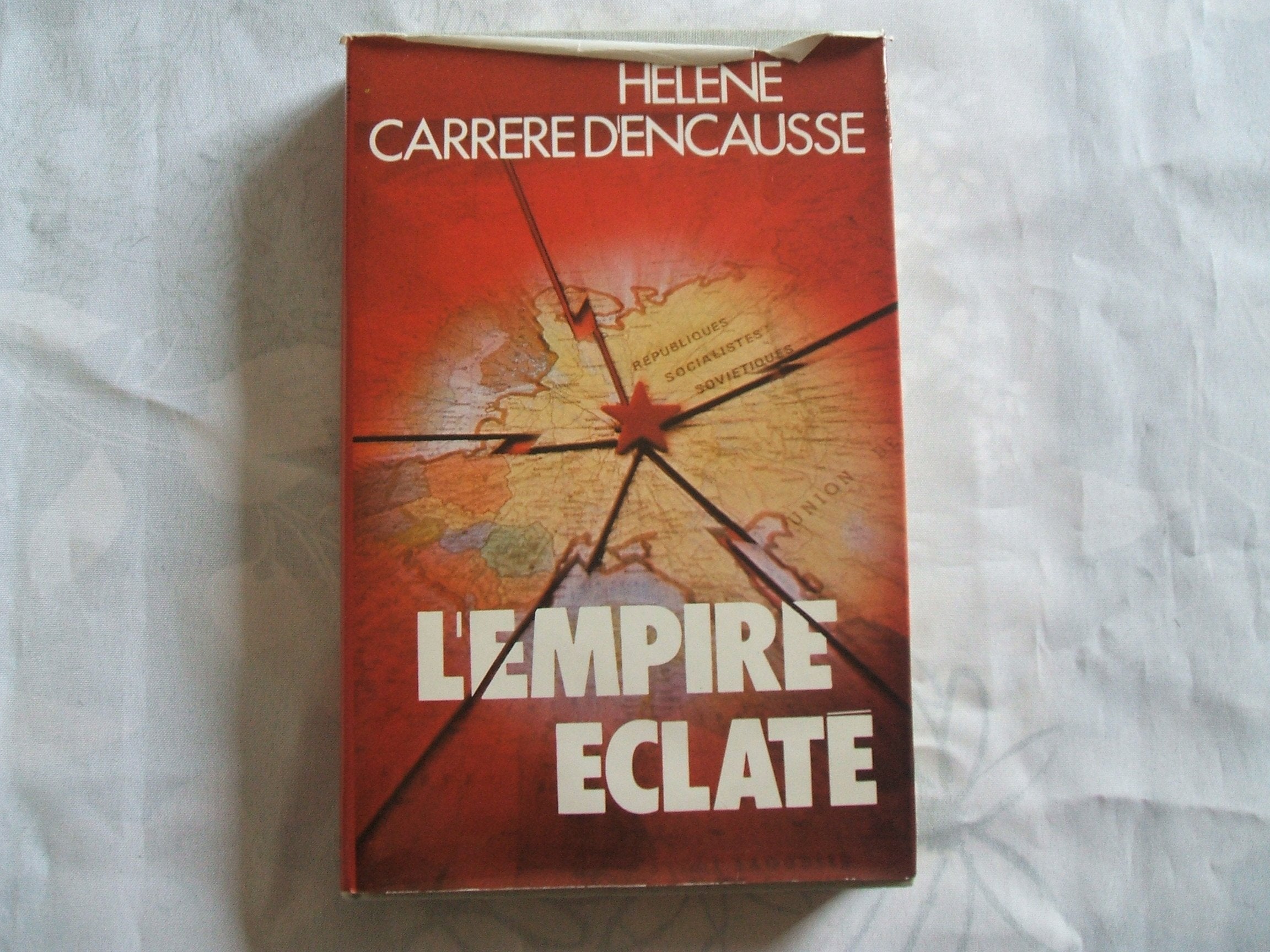 L'Empire éclaté : La révolte des nations en U.R.S.S book