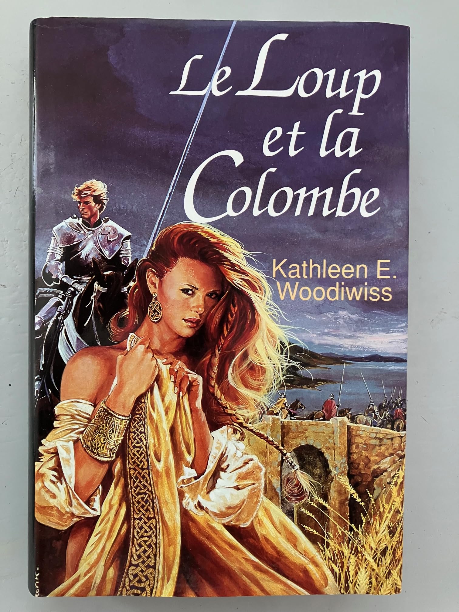 Le loup et la colombe Books