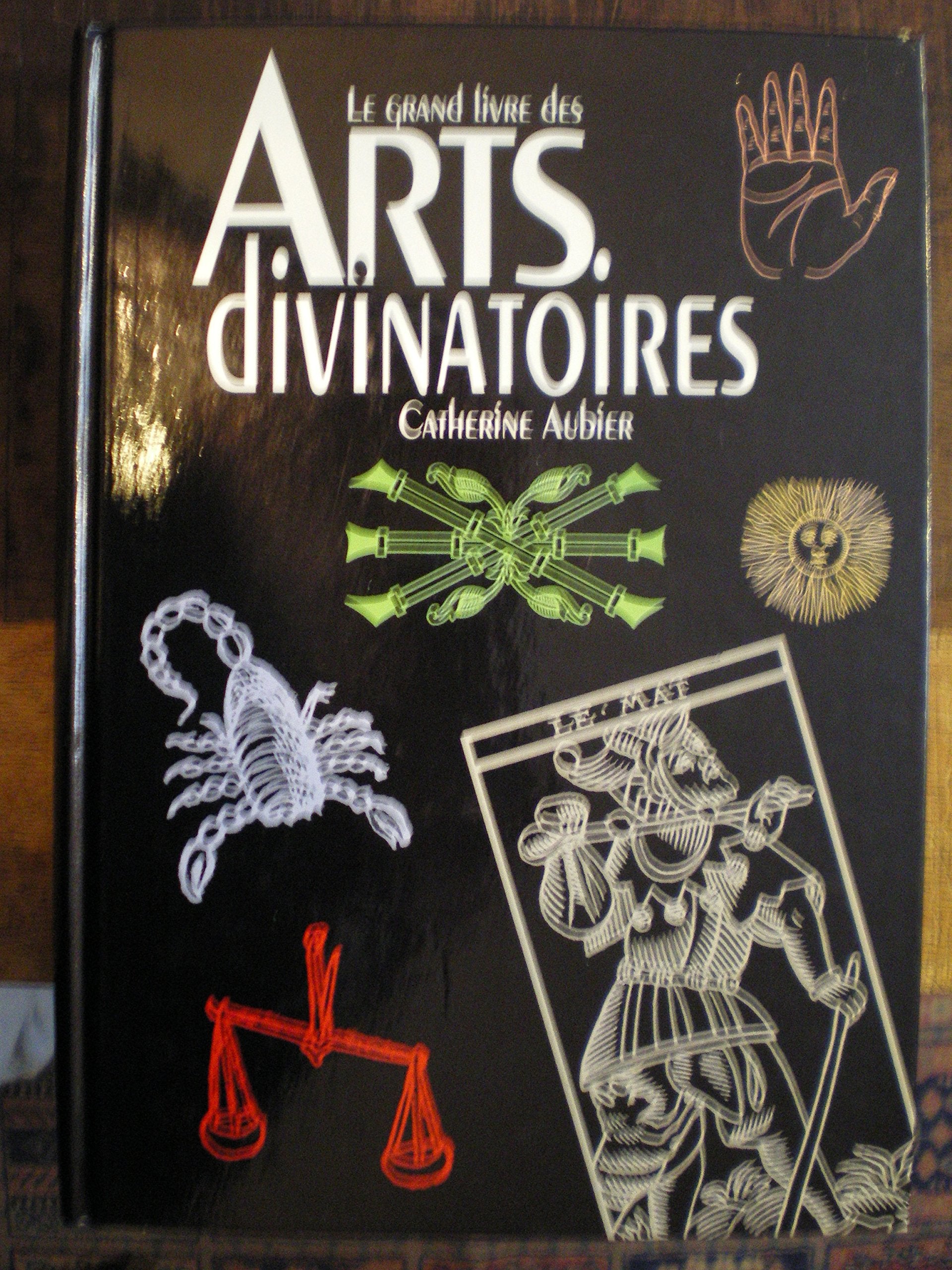 LE GRAND LIVRE DES ARTS DIVINATOIRES Books