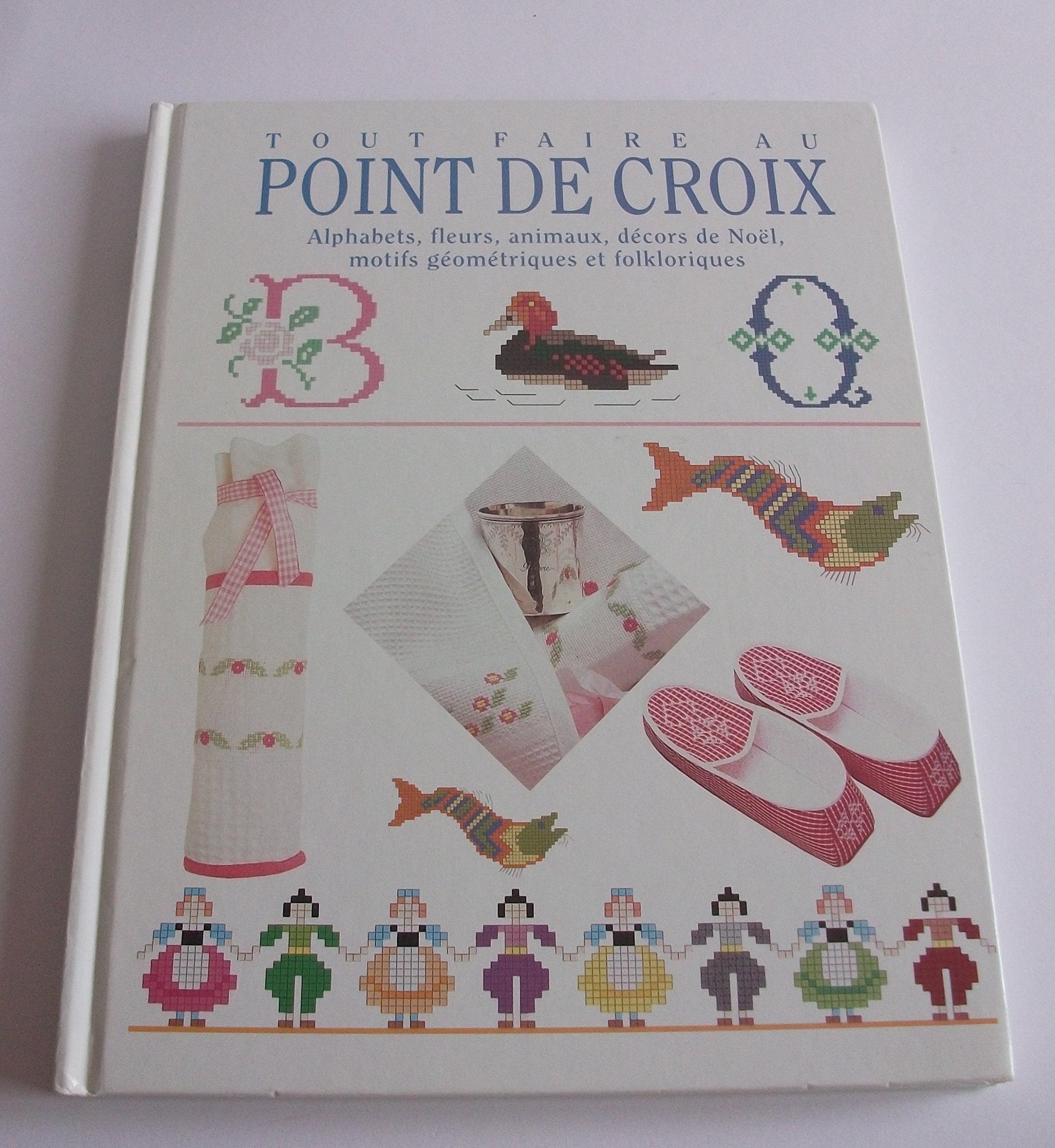 Tout faire au point de croix. Alphabets, fleurs, animaux, décors de Noël, motifs géométriques et folkloriques. Books